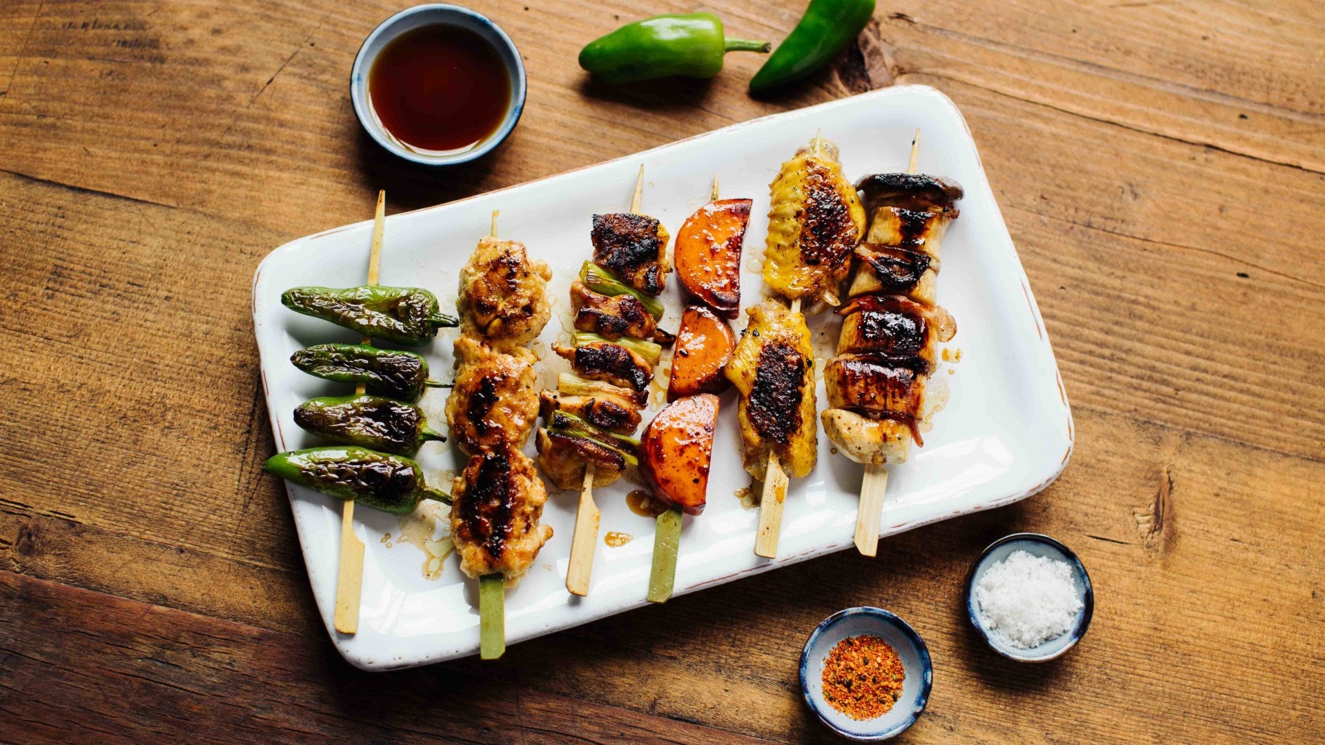 Yakitori-Spieße mit Teriyaki Sauce: Yakitori sind der Inbegriff japanischer Grillkultur – kleine Hähnchenspieße, die über offener Glut gegrillt und dabei mit würziger Teriyaki-Sauce bestrichen oder einfach nur mit Salz (Shio-Stil) gewürzt werden....