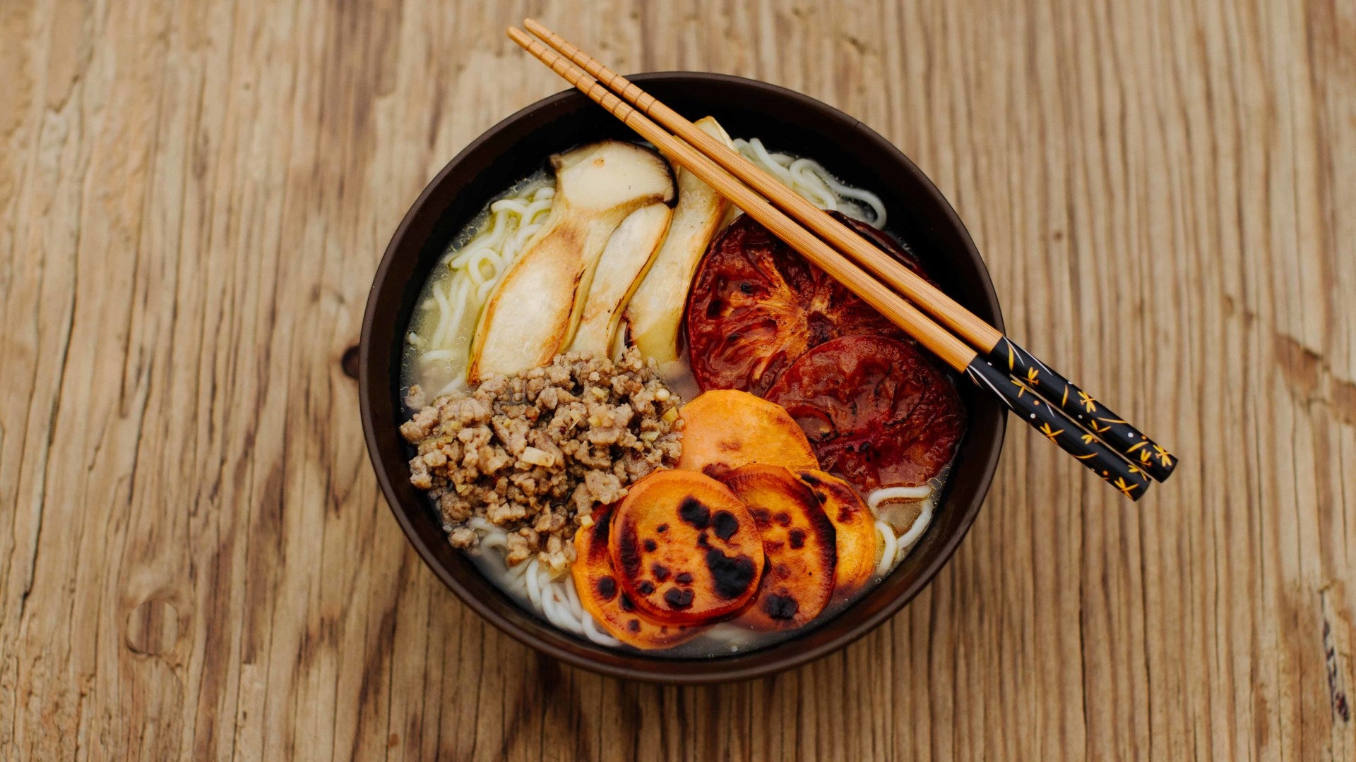 Miso-Ramen mit Szechuan-Ingwer-Hackfleisch und gegrilltem Gemüse: Miso Ramen mit gegrillten Tomaten – inspiriert vom legendären New Yorker Spot Ivan Ramen. Dort hat Ivan Orkin die japanische Küche mit einem modernen Twist revolutioniert – wir...