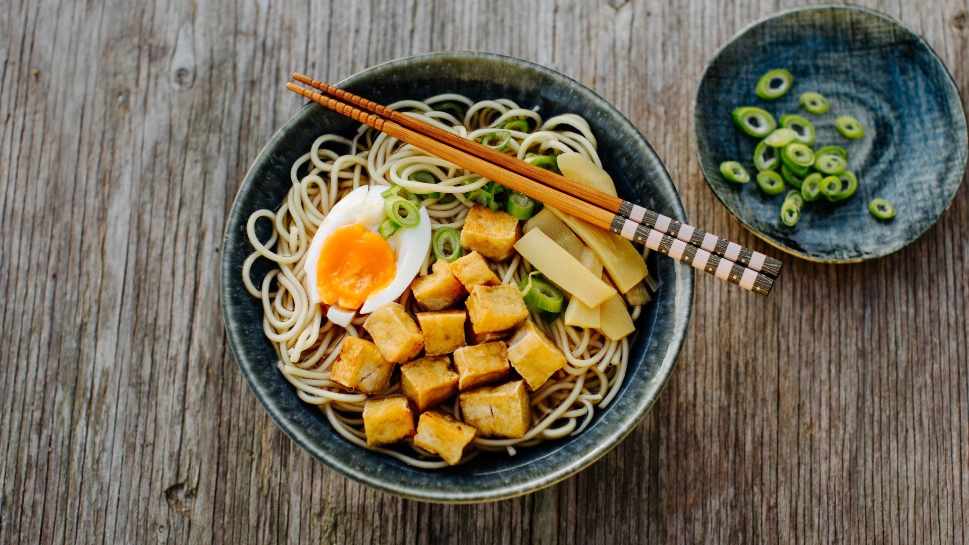 Vegetarische Ramen mit frittiertem Tofu, Bambussprossen und Ei: Vegetarisches Shoyu Ramen überzeugt mit intensiven Aromen und viel Umami – ganz ohne Fleisch. Die Basis bildet eine klare Brühe, aromatisiert mit einer Shoyu-Tare, einer japanischen...
