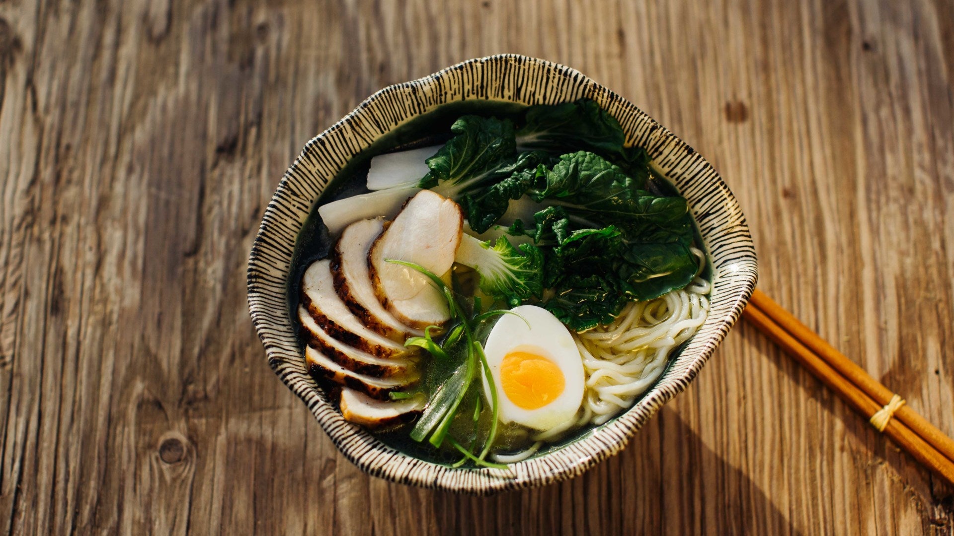 Shio-Ramen mit Miso-Huhn: Shio Ramen ist die älteste und zugleich klarste Form der japanischen Nudelsuppe – gewürzt wird sie hauptsächlich mit Salz, wodurch der Eigengeschmack der Brühe besonders gut zur Geltung kommt. Für dieses Rezept verwenden...