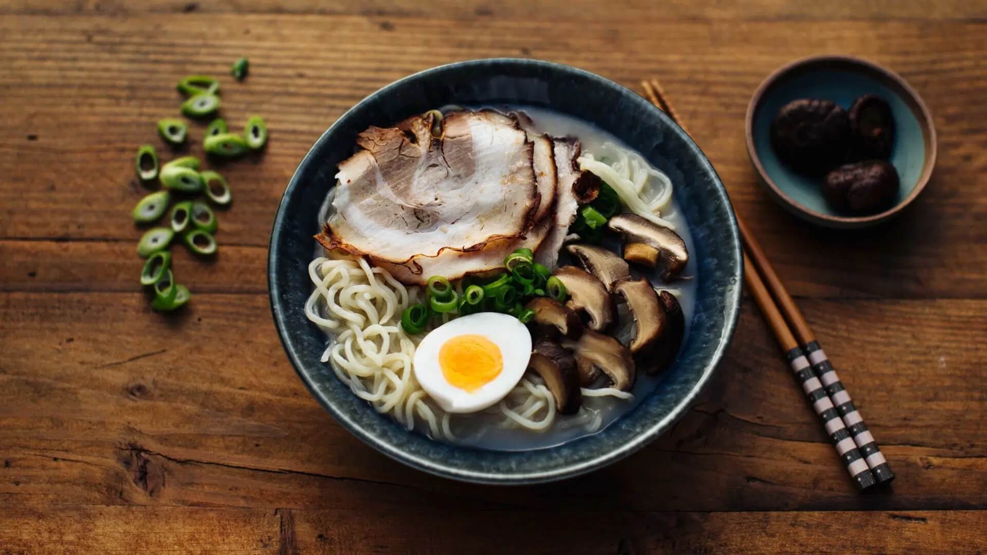 Tonkotsu-Ramen mit Chashu: Tonkotsu-Ramen ist der Inbegriff japanischer Wohlfühlküche – reichhaltig, cremig und einfach perfekt für kalte Tage. Die kräftige Brühe wird aus Schweineknochen lange und intensiv gekocht, bis sie ihren...
