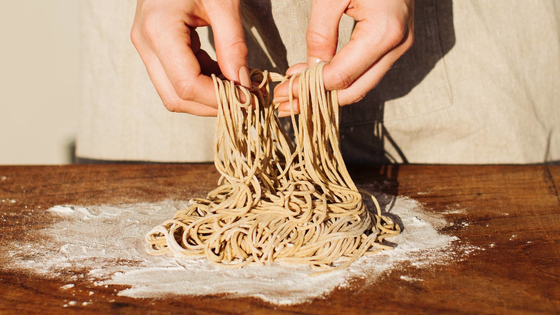 Ramen-Nudeln – selbst gemacht: Ramen-Nudeln selbst machen ist einfacher, als man denkt – und geschmacklich ein echter Gewinn! 🍜 Sie bestehen aus Weizenmehl, Wasser und Salz. Was sie besonders macht, ist die Zugabe von „Kansui“, einer alkalischen...