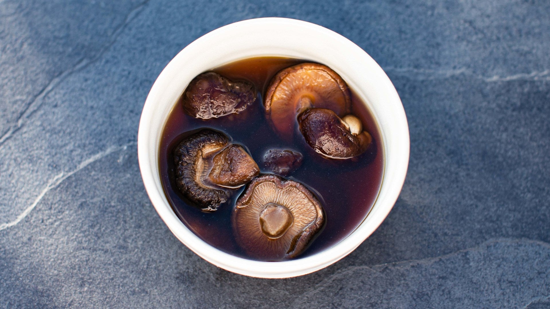 Shiitake-Pilze in Dashi Brühe: Die perfekte Umami-Bombe für deine Ramen-Suppe. Am besten die Shiitake-Pilze verwenden, die du bei der Herstellung einer Shiitake-Dashi verwendet hast. Das Rezept für Shiitake Dashi findest du am Ende dieses Rezepts.