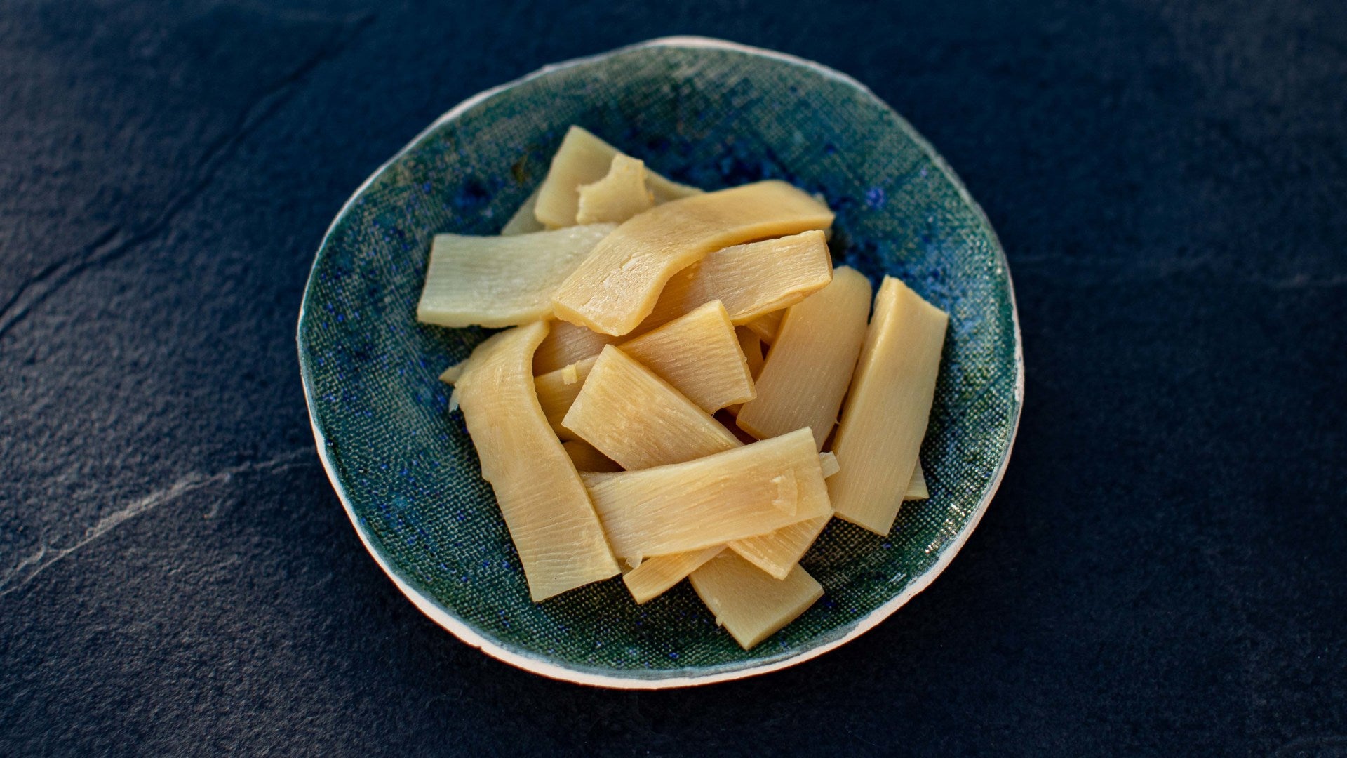 Menma – Marinierte Bambussprossen: Diese Bambussprossen werden oft in Ramen-Suppen verwendet. Sie haben eine knackige Textur und geben der Suppe Frische. Das Rezept für Awase-Dashi findest du am Ende dieses Rezpts.