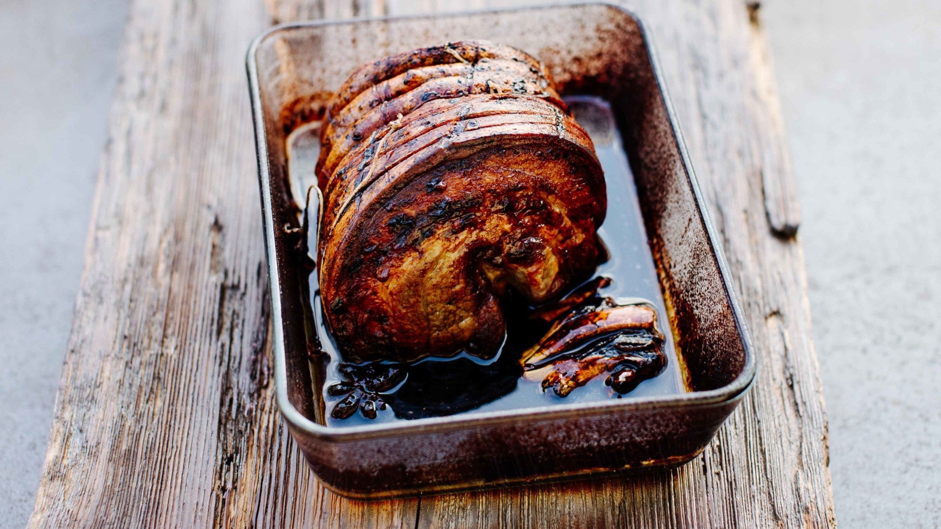 Chashu – Geschmorter Schweinebauch für Ramen: Chashu ist geschmorter Schweinebauch, der auf der Zunge zergeht – gewürzt mit Sojasauce, Mirin, Sake und einer Prise Fünf-Gewürze-Pulver. Ursprünglich aus der chinesischen char siu-Tradition, hat sich...