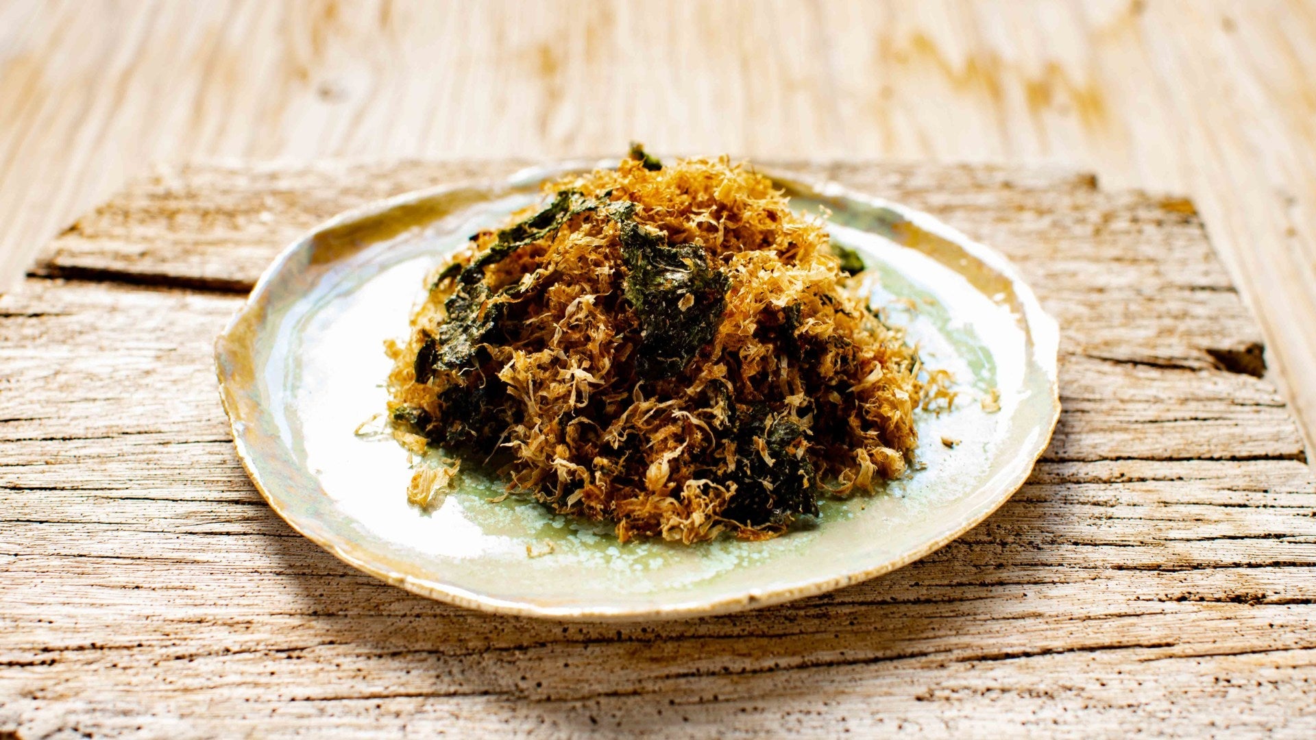 Furikake - Japanischer gewürzter Reis: Wenn du Awase-Dashi aus Kombu und einer ganzen Packung Bonitoflocken (Katsuobushi) zubereitest, bleibt nach dem Abseihen ein aromatischer Schatz zurück – viel zu schade zum Wegwerfen! In der japanischen...