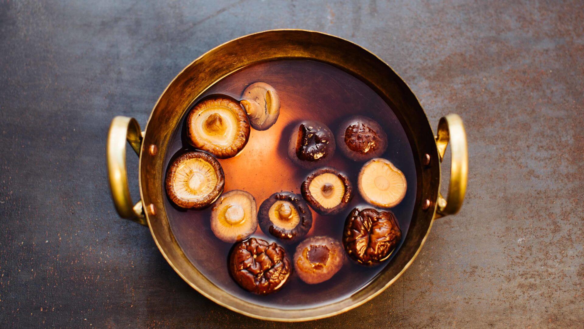 Shiitake-Dashi: Getrocknete Shiitake-Pilze haben sehr viel Umami, das sie beim Einweichen an die Brühe abgeben. Diese schmeckt überraschend kräftig und ist deshalb nicht nur für Vegetarier eine leckere Variante für Ramen-Gerichte.