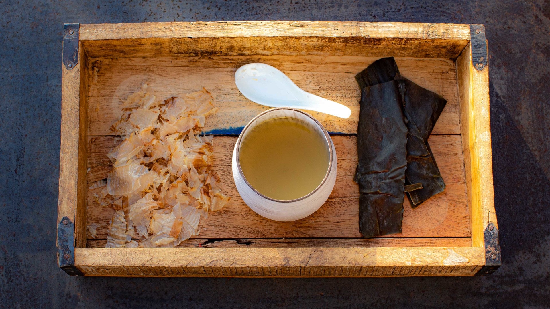 Awase-Dashi: Awase-Dashi – Japans bekannteste Brühe aus Kombu-Algen und Katsuobushi (Bonitoflocken) – ist die Basis vieler japanischer Gerichte. 🌊 Sie ist leicht, klar und bringt dennoch einen tiefen Umami-Geschmack mit einem feinen Meeresaroma...