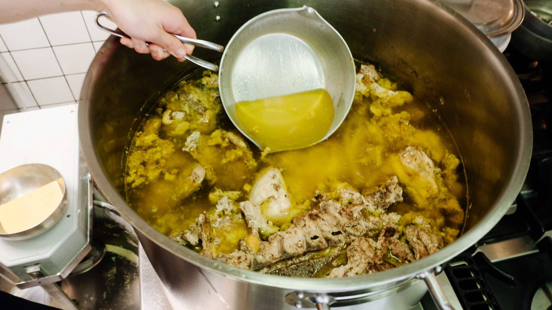 Tori Chintan – Klare Hühnerbrühe: Hühnerbrühe für Ramen ist ein echter Allrounder – sie ist wohlig wärmend, gesund und liefert eine aromatische Basis für deine Ramen-Schale. Für diese Variante kochst du Hühnerknochen mit frischem Ingwer, am Ende...