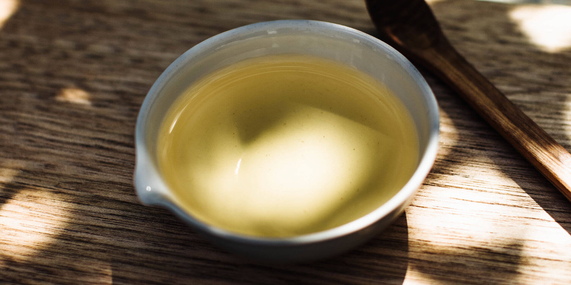 Shio Tare: Den Charakter der Ramen-Brühe bestimmt die Würzsauce – das sogenannte Tare. 🍜 Die Grundbrühe bleibt dabei neutral, erst das Tare entscheidet, welche Art von Ramen entsteht: Shoyu-Tare mit Sojasauce, Miso-Tare mit Miso oder – wie in...