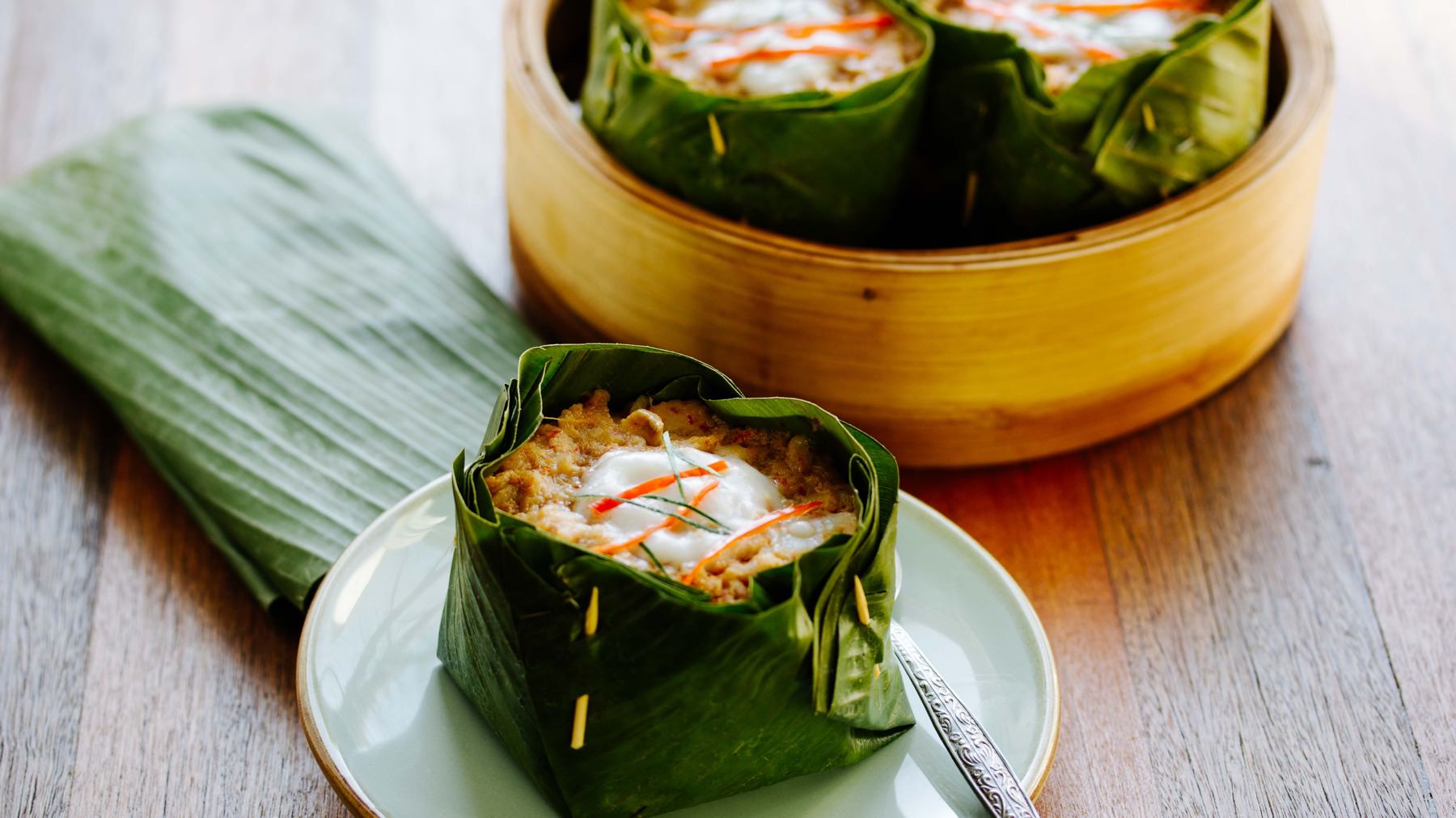 Kambodschanisches Fisch Amok: Amok Trei – das Nationalgericht Kambodschas – ist ein echtes Fest für die Sinne: zarter Fisch, sanft gegart in einer milden Currysauce, gedämpft im Bananenblatt und zum Schluss mit Kokossahne verfeinert. Diese...
