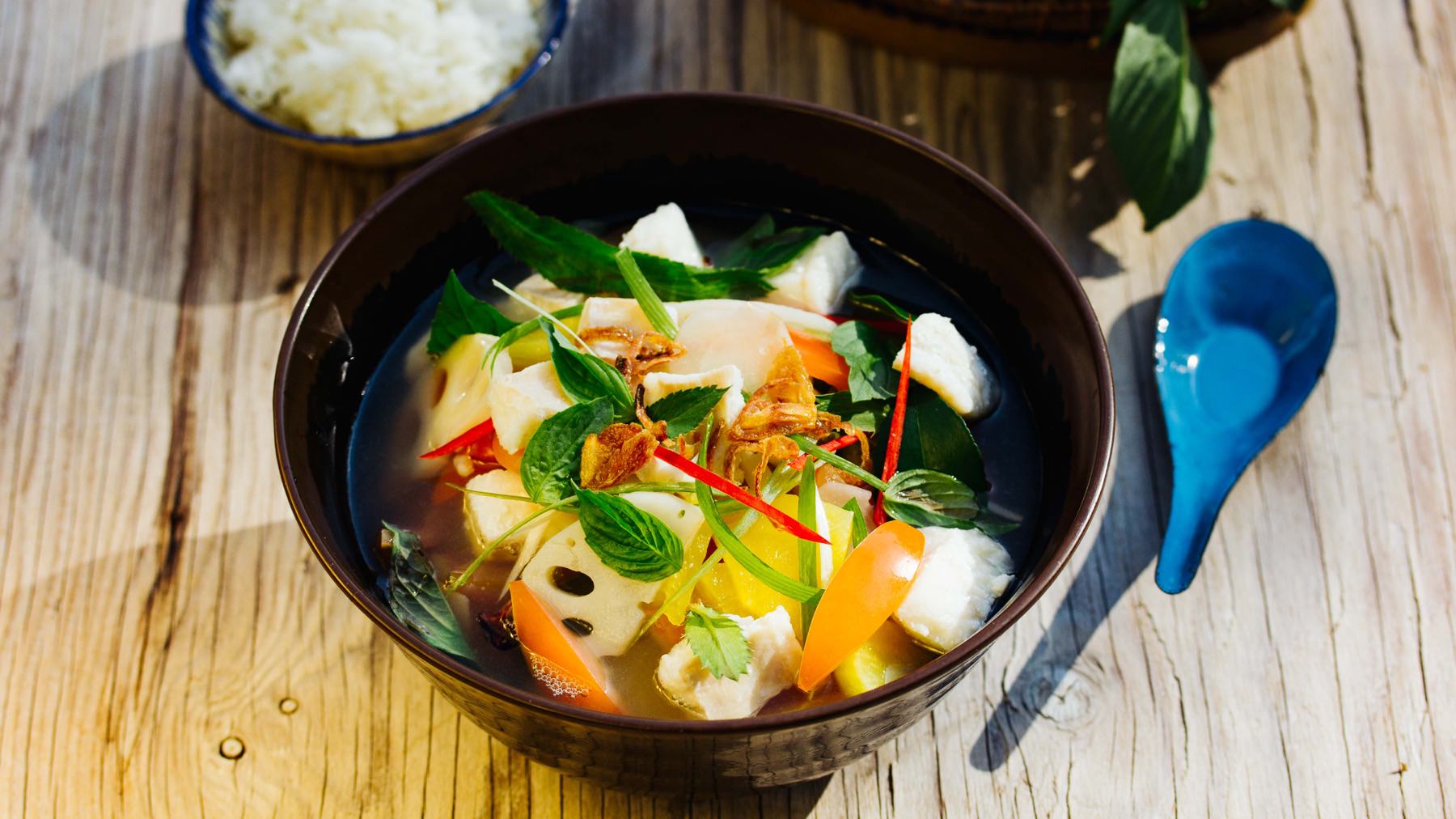 Süß-Saure Fischsuppe aus Kambodscha: Somlor Machu Yuon ist eine südostasiatische Fischsuppe mit zartem Fischfilet in einer klaren Brühe, die mit Tamarinde und Galgant gewürzt wird – für eine perfekte Balance aus Frische und Tiefe. 🐟🍍 Typisch sind...