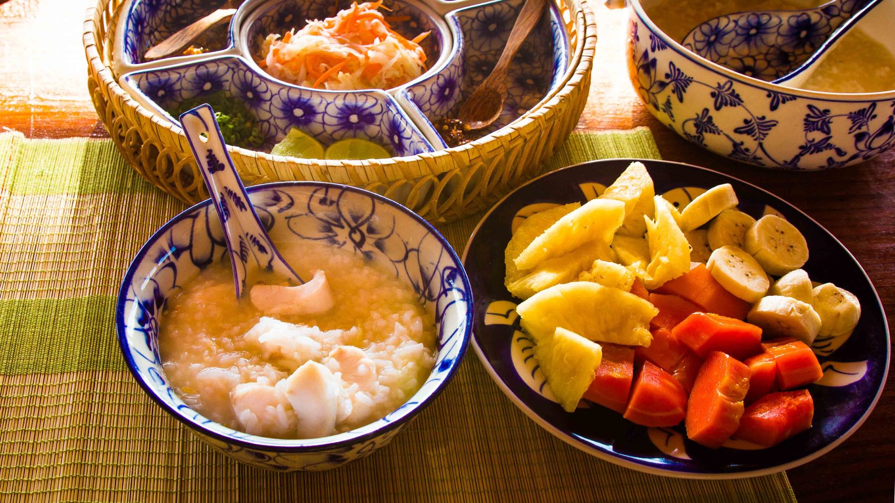 Kambodschanische Reissuppe - Babor Trey: Reissuppe – für viele in Kambodscha der perfekte Start in den Tag. Ob mit Fisch, Fleisch, Pilzen, Ingwer oder frischen Kräutern: Diese sämige, warme Schale ist magenschonend, sättigend und einfach...