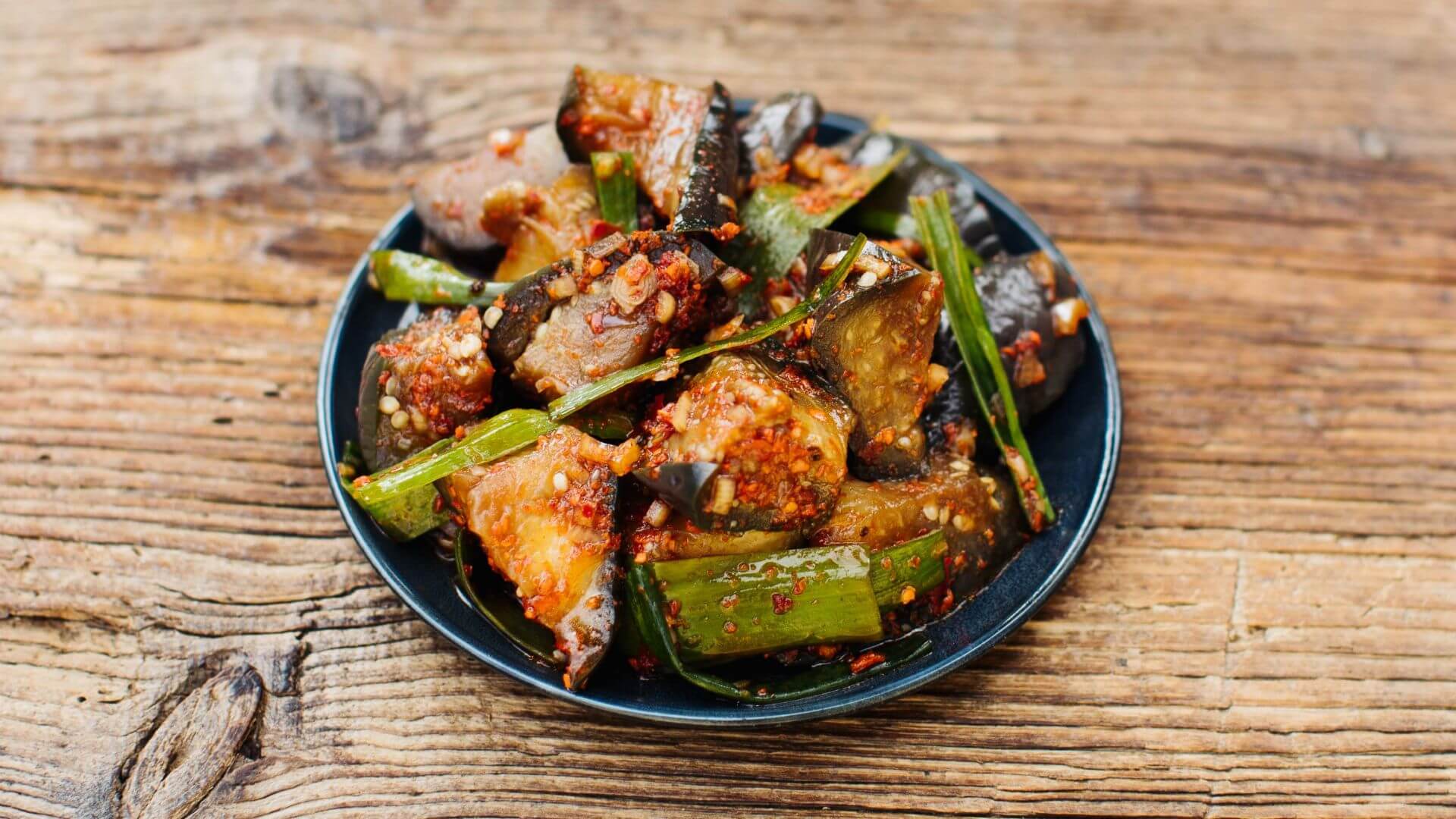 Banchan: Gedämpfte Aubergine mit Chiliflocken: Zart, würzig und voller Aroma – diese gedämpfte Aubergine mit Frühlingszwiebeln, Chiliflocken und Sesamöl ist ein typisches Banchan, wie es in Korea zu fast jeder Mahlzeit gehört. Die kleinen...