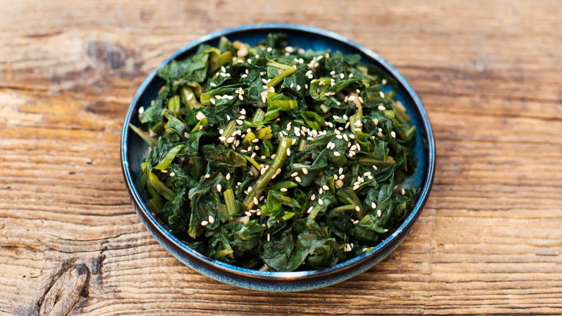 Banchan: Spinat mit Frühlingszwiebeln und Sesam: Würzig, frisch und schnell gemacht – dieser koreanische Spinatsalat mit Frühlingszwiebeln, Sojasauce und Sesamöl ist ein klassisches Banchan. Diese kleinen Beilagen sind das Herz jeder koreanischen...