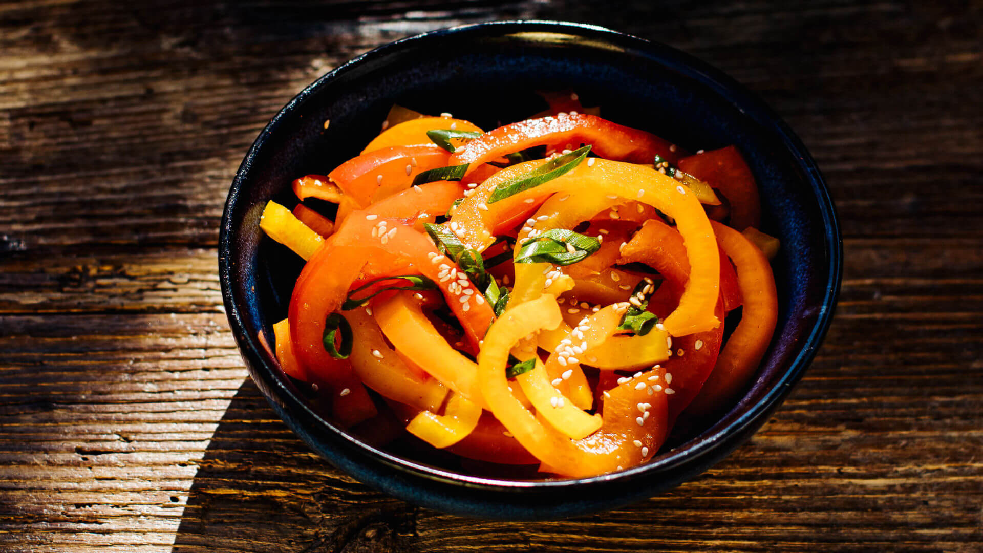 Banchan: Paprika mit Frühlingszwiebeln und Gochujang: Süß, scharf, unwiderstehlich: Diese Paprika-Banchan bringen Farbe und Feuer auf den Tisch! Rote und gelbe Paprikaschoten werden in einer würzigen Mischung aus Gochujang, Honig und Sesam...
