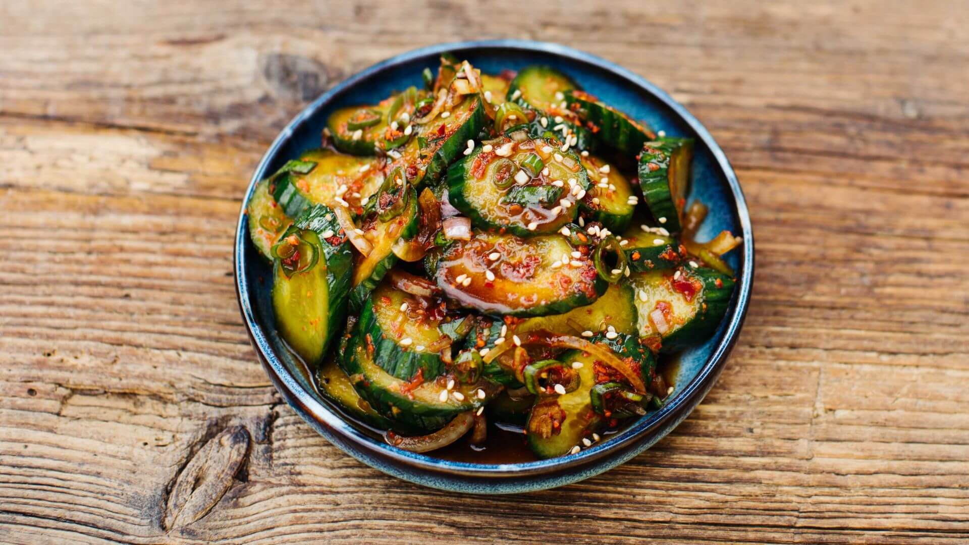 Banchan: Scharfer Gurkensalat: Lust auf ein bisschen Crunch, Kick und Korea? Unser scharfer Gurkensalat ist ein klassisches Banchan – eine dieser kleinen, aber genialen Beilagen, die in der koreanischen Küche nie fehlen dürfen. Mit roten...