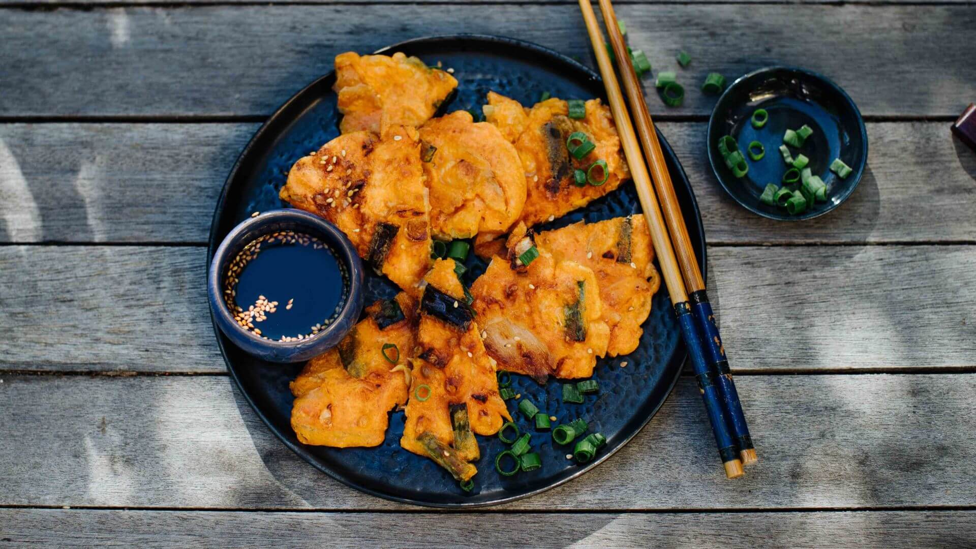 Kimchijeon – Kimchi-Pfannkuchen: Kimchijeon – das sind herzhafte Pfannkuchen aus Weizenmehl mit ordentlich Umami. Durch das fermentierte Kimchi werden sie saftig, leicht scharf und einfach unwiderstehlich. Ob als Beilage zu deinem koreanischen...