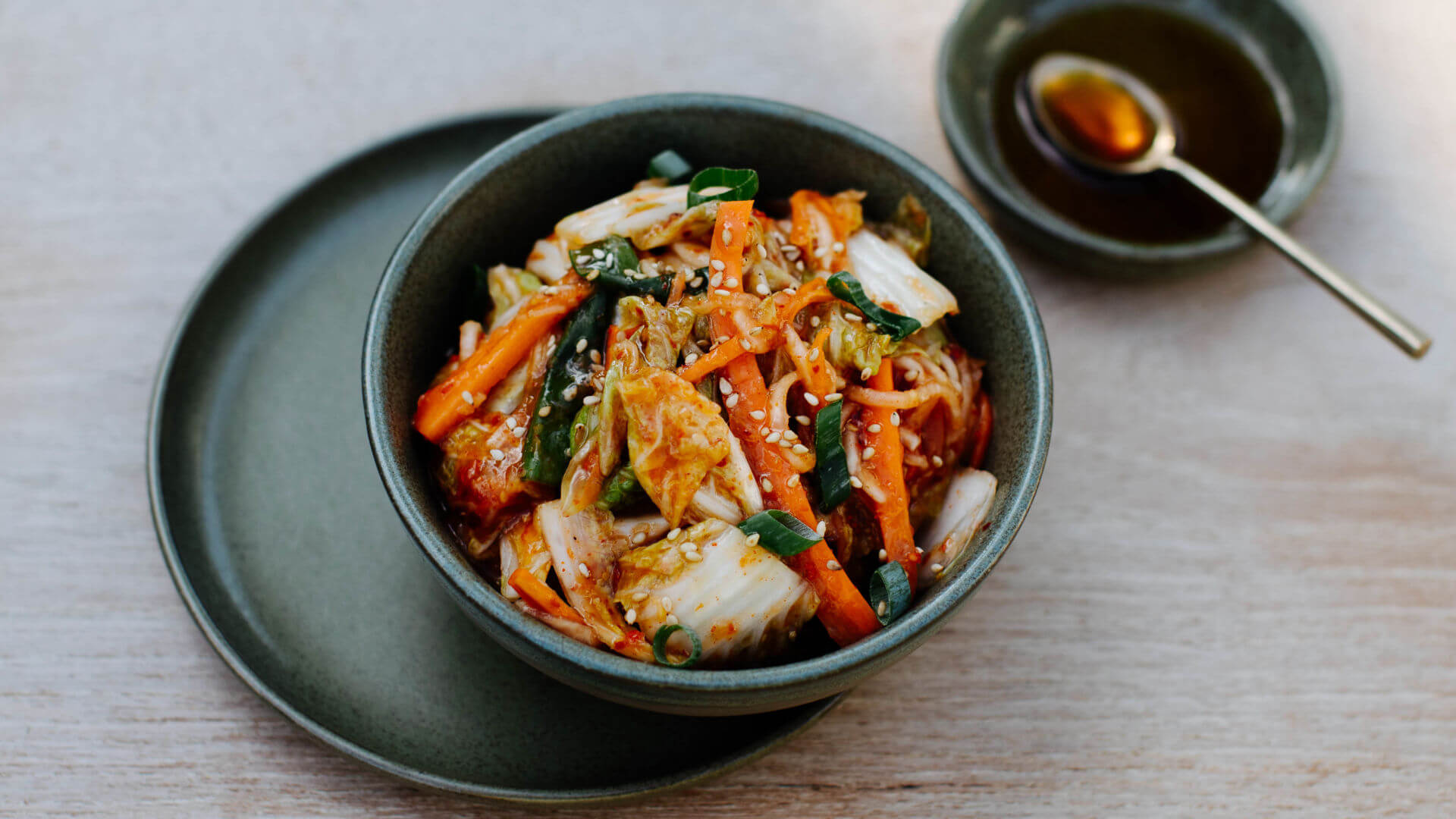 Kimchi Salat: Kimchi-Salat ist die schnelle Schwester des fermentierten Klassikers – frisch, würzig und sofort servierbereit! 🥬 Ob Chinakohl, Rettich, Pak Choi oder Gurke – du kannst nach Herzenslust kombinieren. Die kräftige Würzpaste sorgt für...