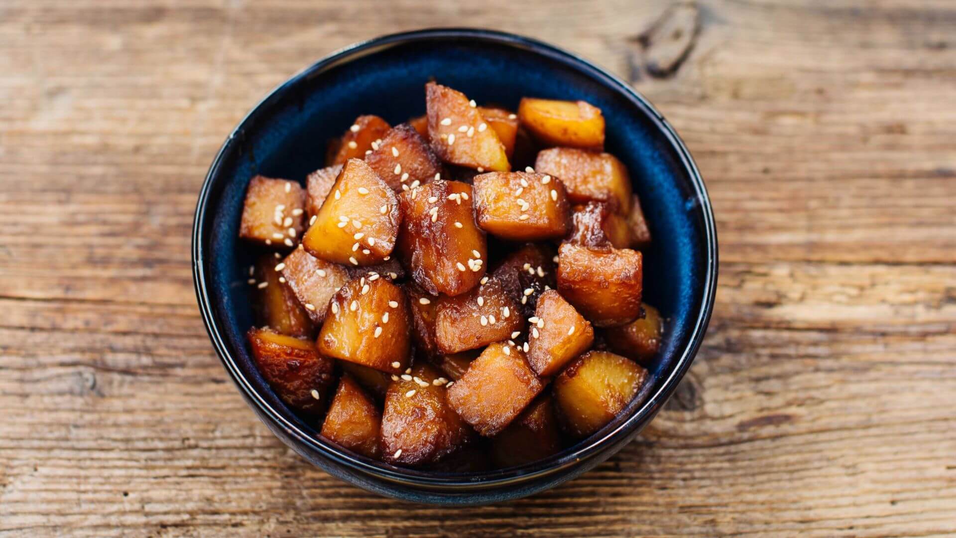 Koreanische Schmorkartoffeln - Gamja Jorim: Koreanische Schmorkartoffeln – süß, salzig, sättigend! 🥔 Diese Beilage glänzt nicht nur neben Korean BBQ, sondern macht auch solo mit gedämpftem Reis und etwas Gemüse richtig was her. Die...