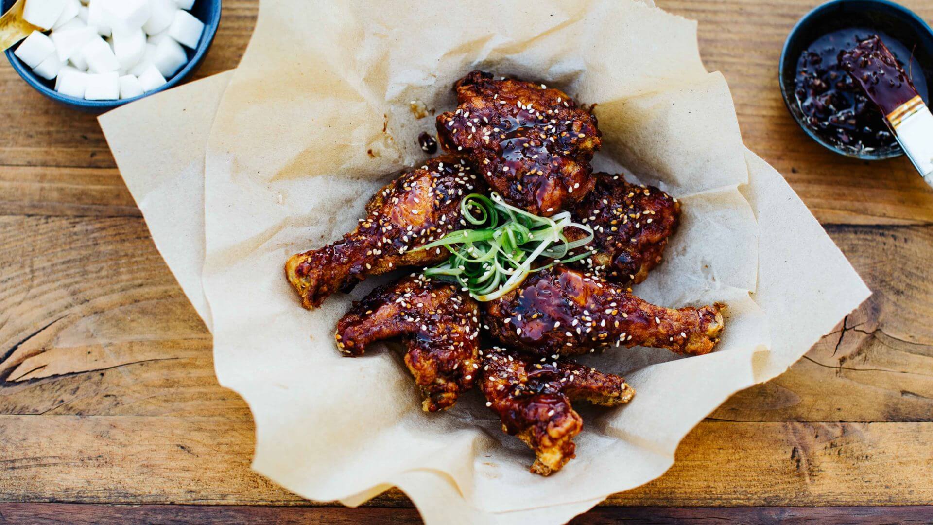 Huraideu-Chikin – Korean Fried Chicken: Korean Fried Chicken ist mehr als nur knusprig – es ist Suchtgefahr pur! Ob klassisch als Huraideu-Chikin oder feurig als Yangnyeom-Chikin: Das Hähnchen wird doppelt frittiert, außen crispy, innen saftig,...