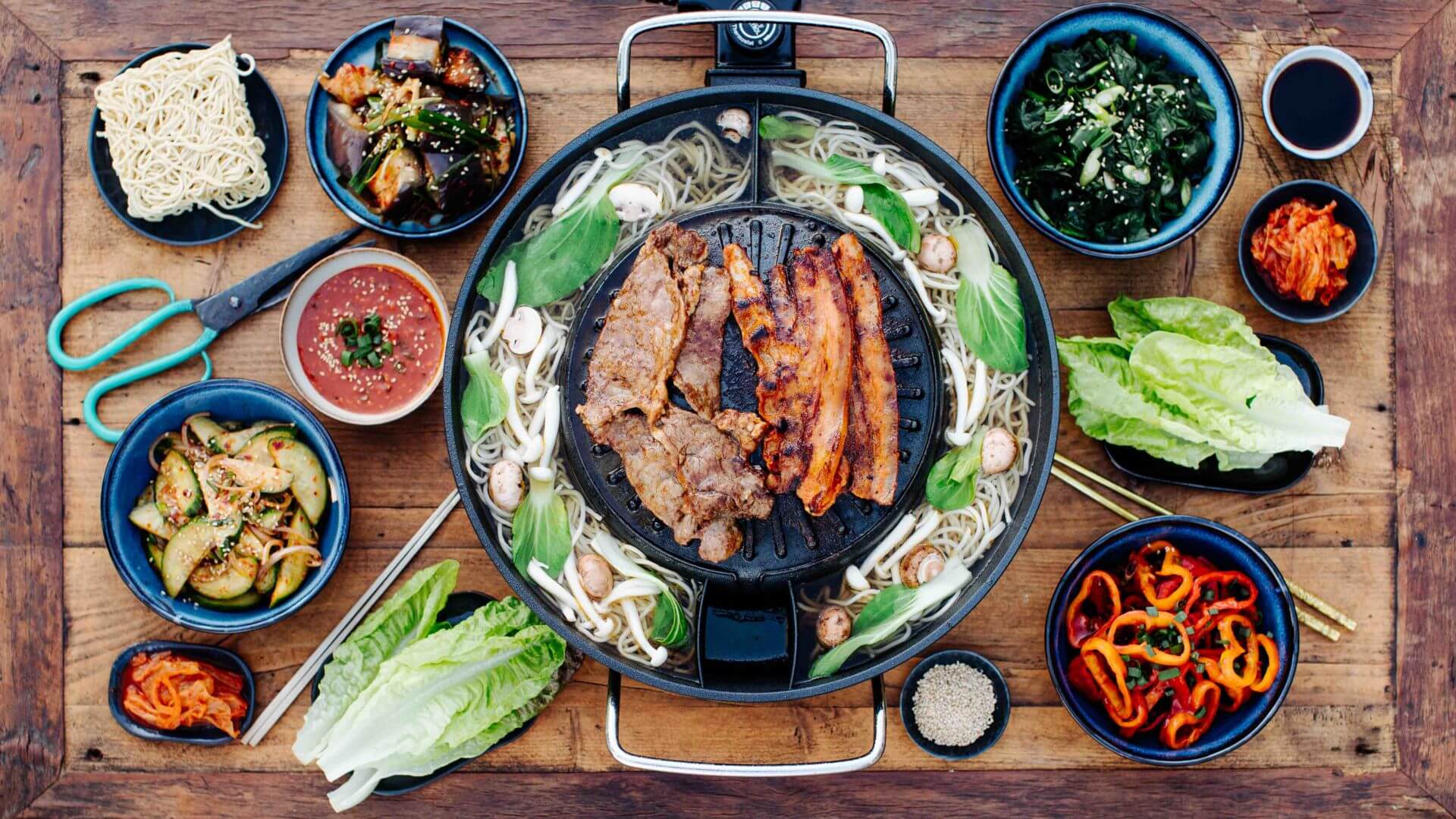 Koreanisches BBQ: Korean BBQ ist nicht nur Essen – es ist Erlebnis, Genuss und Gemeinschaft! 🔥 Direkt am Tisch wird mariniertes Fleisch gegrillt, in Salatblätter gewickelt und mit Ssamjang gedippt. Dazu gibt’s eine bunte Auswahl an Banchan,...