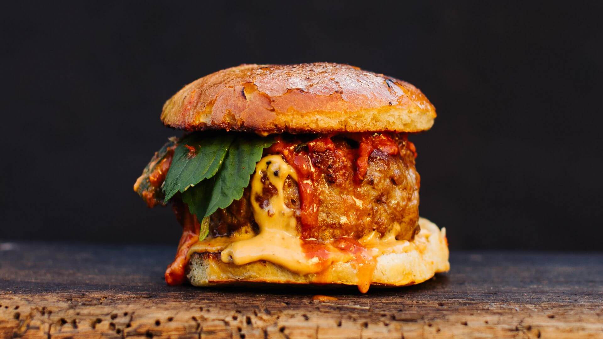 Der Korea Burger: Ein Burger, der so sensationell ist, dass er das Cover eines Kochbuches ziert!? Genau das ist Mandy Lee mit ihrem Kochbuch “The Art of Escapism Cooking” passiert, als sie zwei Jahre in Beijing lebte und ihre eigene Fusionküche...