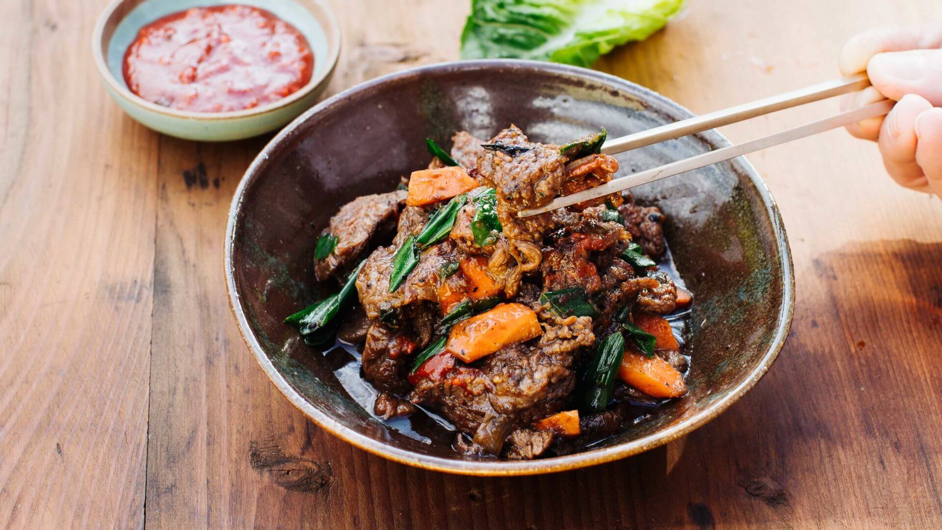 Bulgogi – Koreanisches Feuerfleisch: Bulgogi – das klingt nach Feuer und schmeckt genauso! 🔥 Wörtlich übersetzt heißt es „Feuerfleisch“ und gehört zu den beliebtesten Klassikern der koreanischen Küche. Zartes Rindfleisch – am besten Ribeye oder...