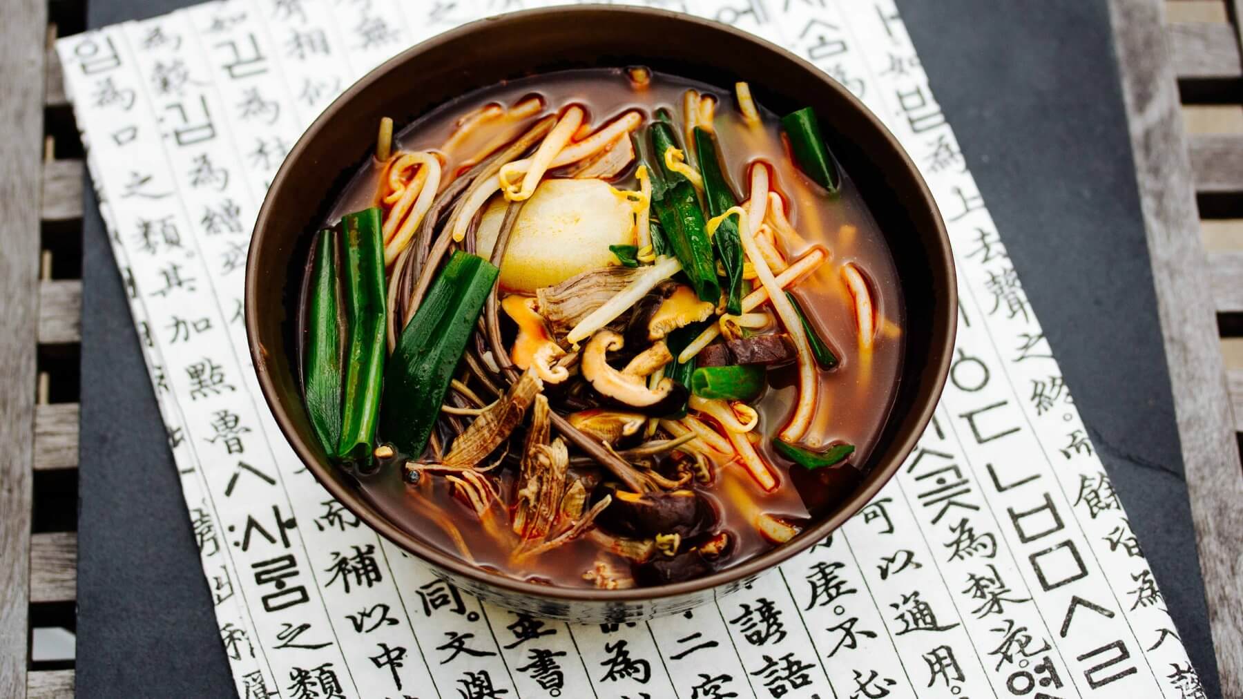 Scharfe Gemüsesuppe mit Rindfleisch aus Korea - Yukgaejang: Wenn der Sommer in Korea richtig aufdreht – an chobok, jungbok und malbok – kommt etwas richtig Heißes auf den Tisch: würzige Suppen, die die Hitze vertreiben. Diese scharfe Gemüsesuppe...