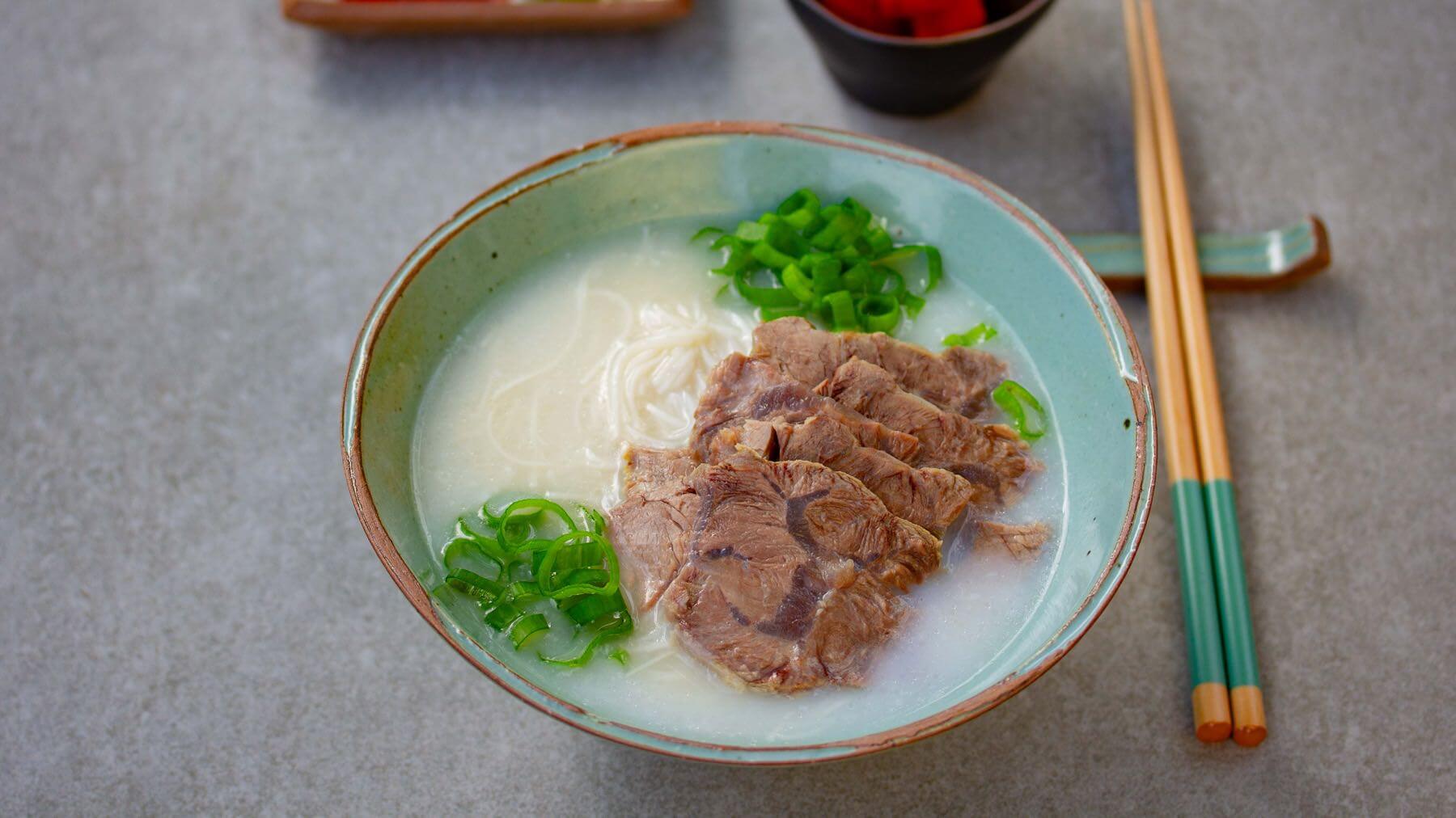 Koreanische Markknochensuppe -Seolleongtang: Seolleongtang ist Koreas Antwort auf eisige Wintertage – eine kraftvolle Rinderbrühe, die stundenlang gekocht wird, bis sie ihre charakteristische milchig-weiße Farbe annimmt. Anders als bei Pho wird...