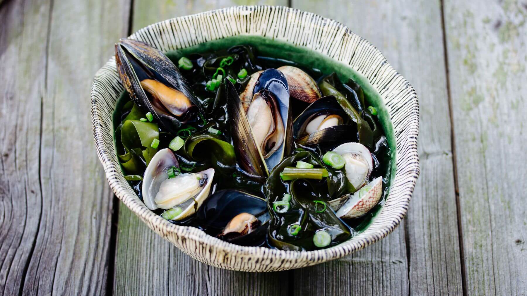 Koreanische Seetangsuppe mit Miesmuscheln - Hong Hap Miyeokguk: Miyeok - auf japanisch auch Wakame - ist eine Braunalgenart, die in Japan und Korea eine beliebte Zutat für Suppen, Eintöpfe und Salate ist. Seetang enthält viel Jod und Kalzium....