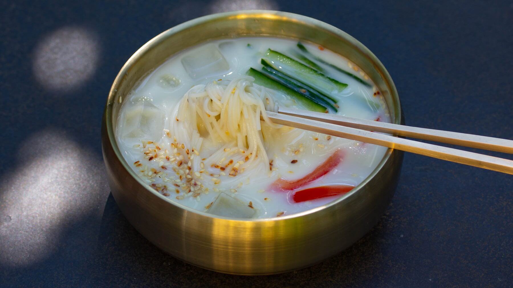 Erfrischende Sojamilch-Suppe aus Korea - Kong-Guksu: Sojamilch ist eine wohlschmeckende und gesunde Alternative zu Kuhmilch. In ganz Asien wird sie frisch zubereitet gern zum Frühstück getrunken, aber auch als Suppe gegessen. Hier das Rezept für...