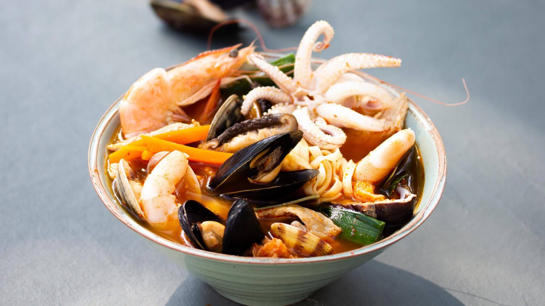 Scharfe Suppe mit Meeresfrüchten - Jjampong: Jjampong – auch Champong genannt – ist eine scharfe koreanisch-chinesische Nudelsuppe mit Meeresfrüchten, die durch Gochugaru (rote Chiliflocken) ihre leuchtende Farbe und intensive Schärfe bekommt. 🍤🔥...