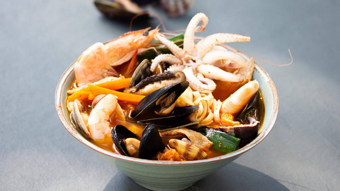 Scharfe Suppe mit Meeresfrüchten - Jjampong
