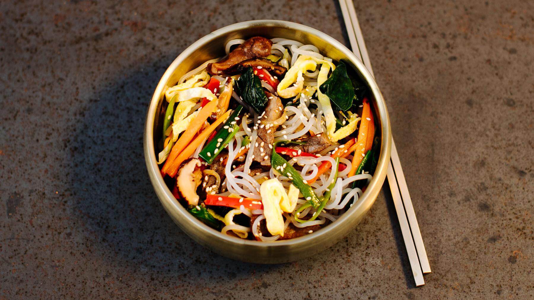 Japchae – Koreanischer Glasnudelsalat: Japchae – Koreas beliebtester Glasnudelsalat und echtes Soulfood für Feste! 🎉 Die Dangmyeon-Nudeln aus Süßkartoffelmehl sind glasig, weich und nehmen jede Sauce perfekt auf. Zusammen mit bunt angebratenem...