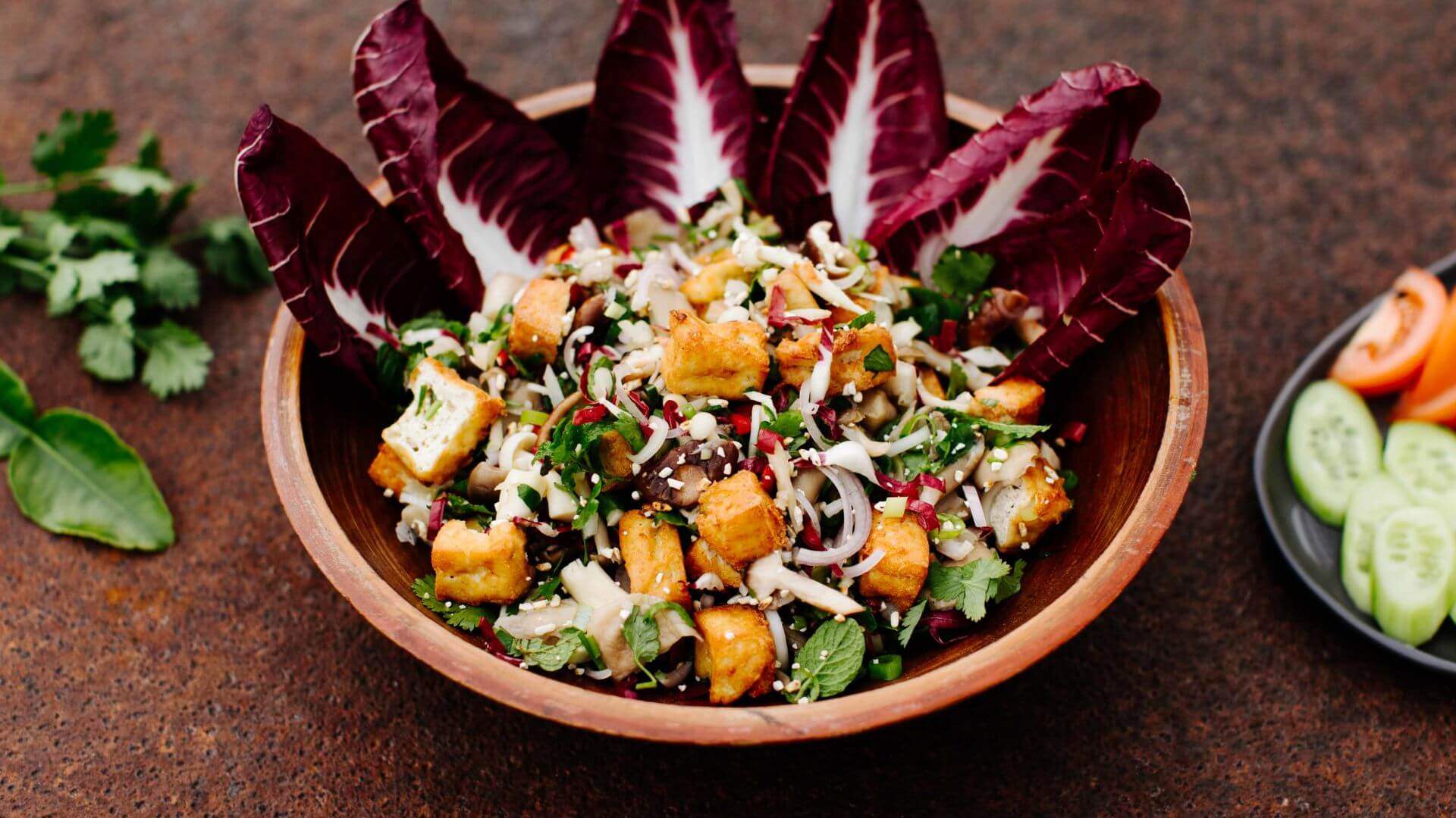 Larb mit Tofu und Pilzen aus Laos: Erlebe die Vielfalt der laotischen Küche mit Larb – einem aromatischen Salat, der mit Fleisch, Fisch oder Tofu zubereitet wird. Zu den Highlights des Gerichts zählen die frischen Kräuter und Gewürze wie Minze,...