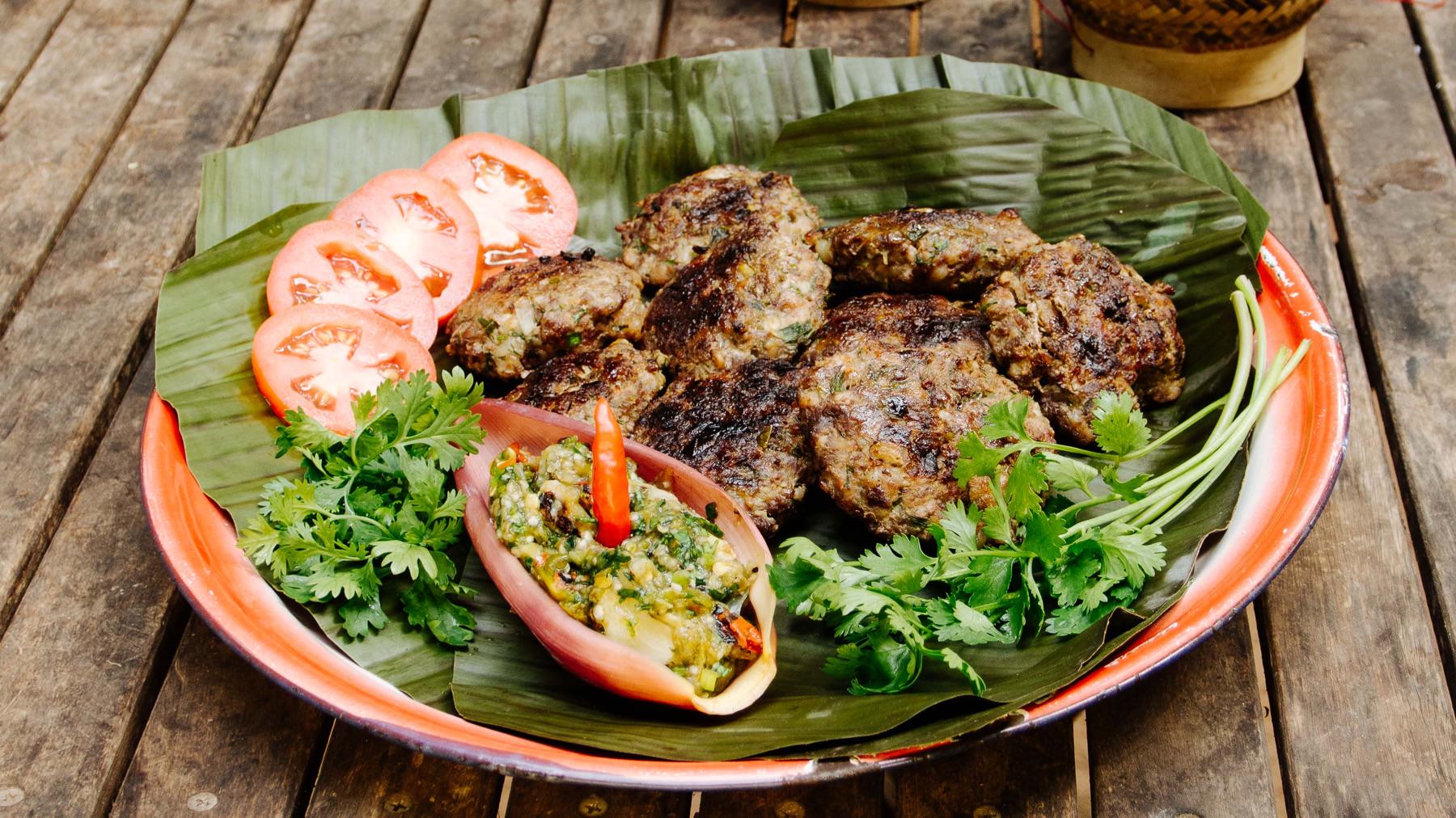 Gegrillte Hamburger Luang Prabang Style: Laotische Fleischbällchen, klein, knusprig gegrillt und voller Aroma! Aus Rind- und Schweinefleisch, gewürzt mit Zitronengras, Kaffirlimette und Dill, sind sie der perfekte Streetfood-Snack – ob klassisch...
