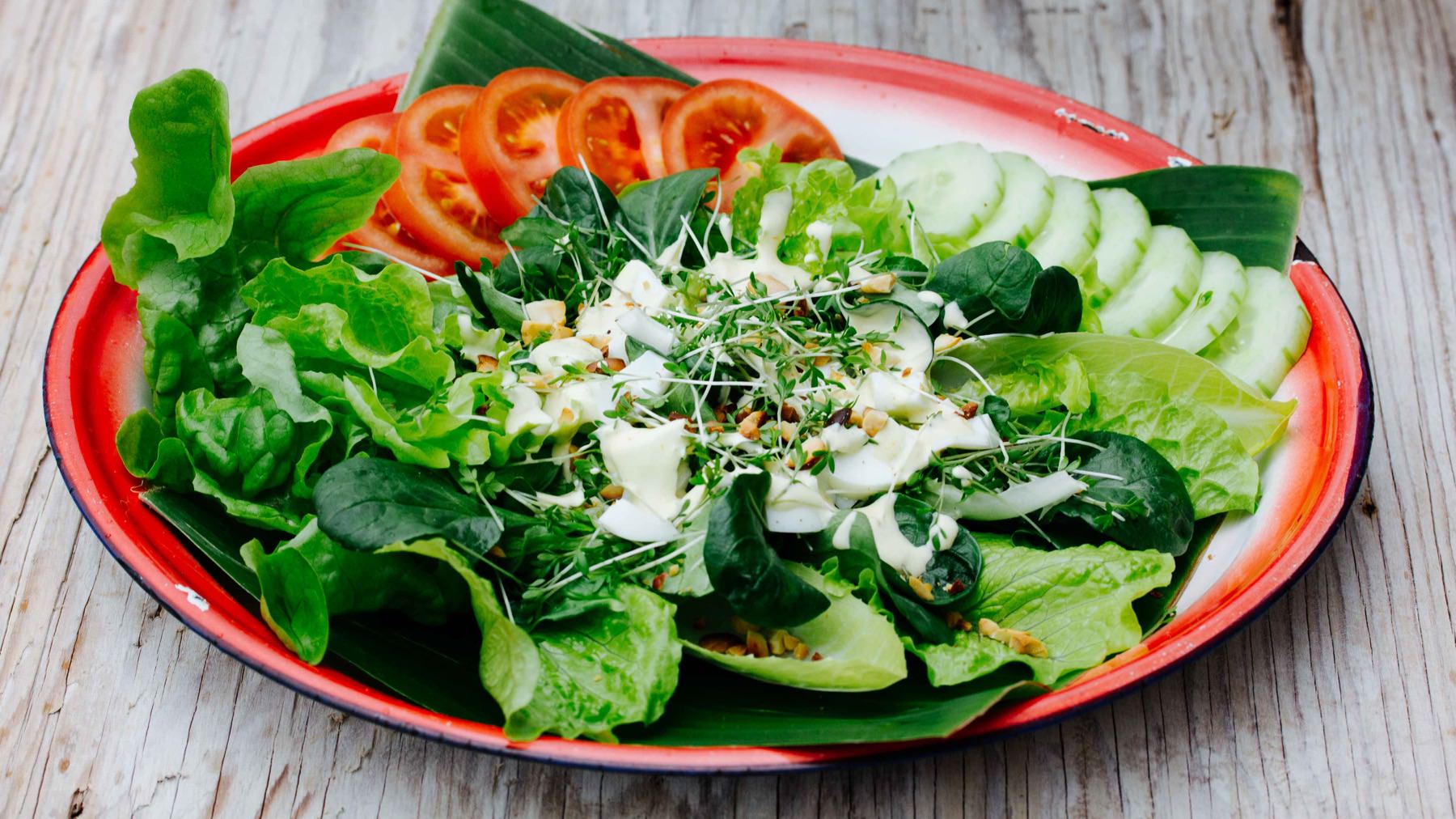 Luang Prabang Salat: Der Luang Prabang Salat ist ein leichter, aromatischer Salat aus der ehemaligen Königsstadt im Norden von Laos. 🥬 Seine wichtigste Zutat: die dort wachsende Wasserkresse, die du durch Brunnenkresse und grünen Salat ersetzen...