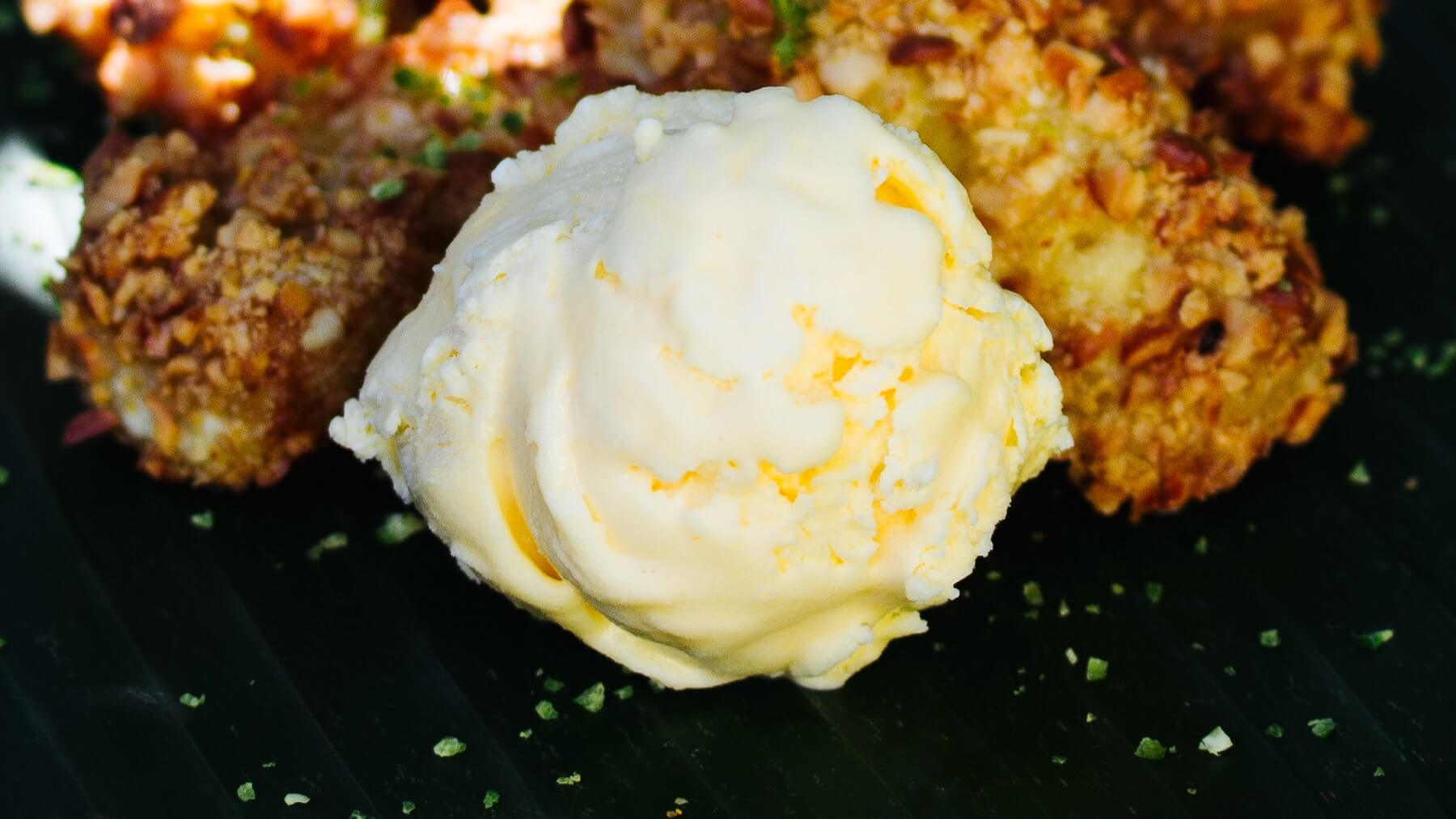 Kokos Eis: Kokoseis – cremig, zart und mit dem gewissen Tropenflair! 🥥 Die Kokosmilch verleiht diesem Eis eine sanfte Süße und eine wunderbar schmelzende Konsistenz. Mit einer Eismaschine ist es im Handumdrehen zubereitet – perfekt als Dessert zu...