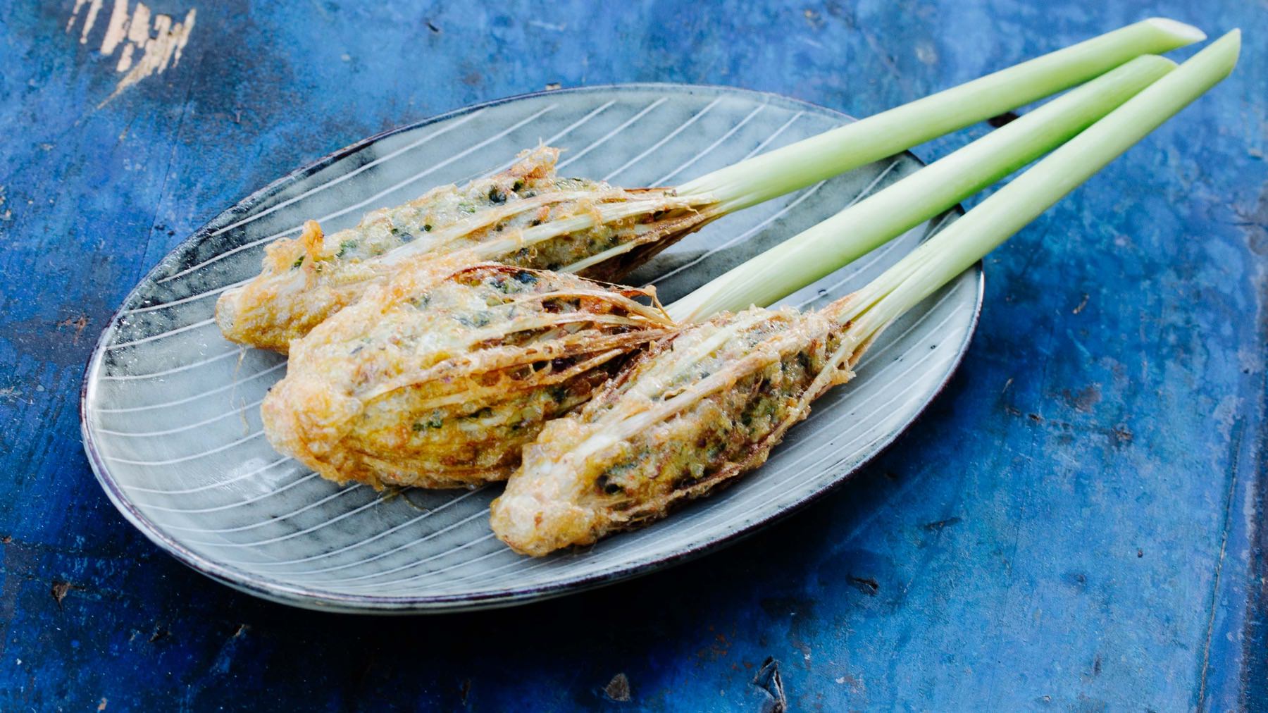 Gefülltes Zitronengras aus Laos: Aus der alten Königsstadt Luang Prabang kommt dieses duftende Highlight: Zitronengrasstängel, gefüllt mit würzigem Schweinefleisch, Frühlingszwiebeln und Koriander. 🌿 Beim Braten entfaltet das Zitronengras sein...