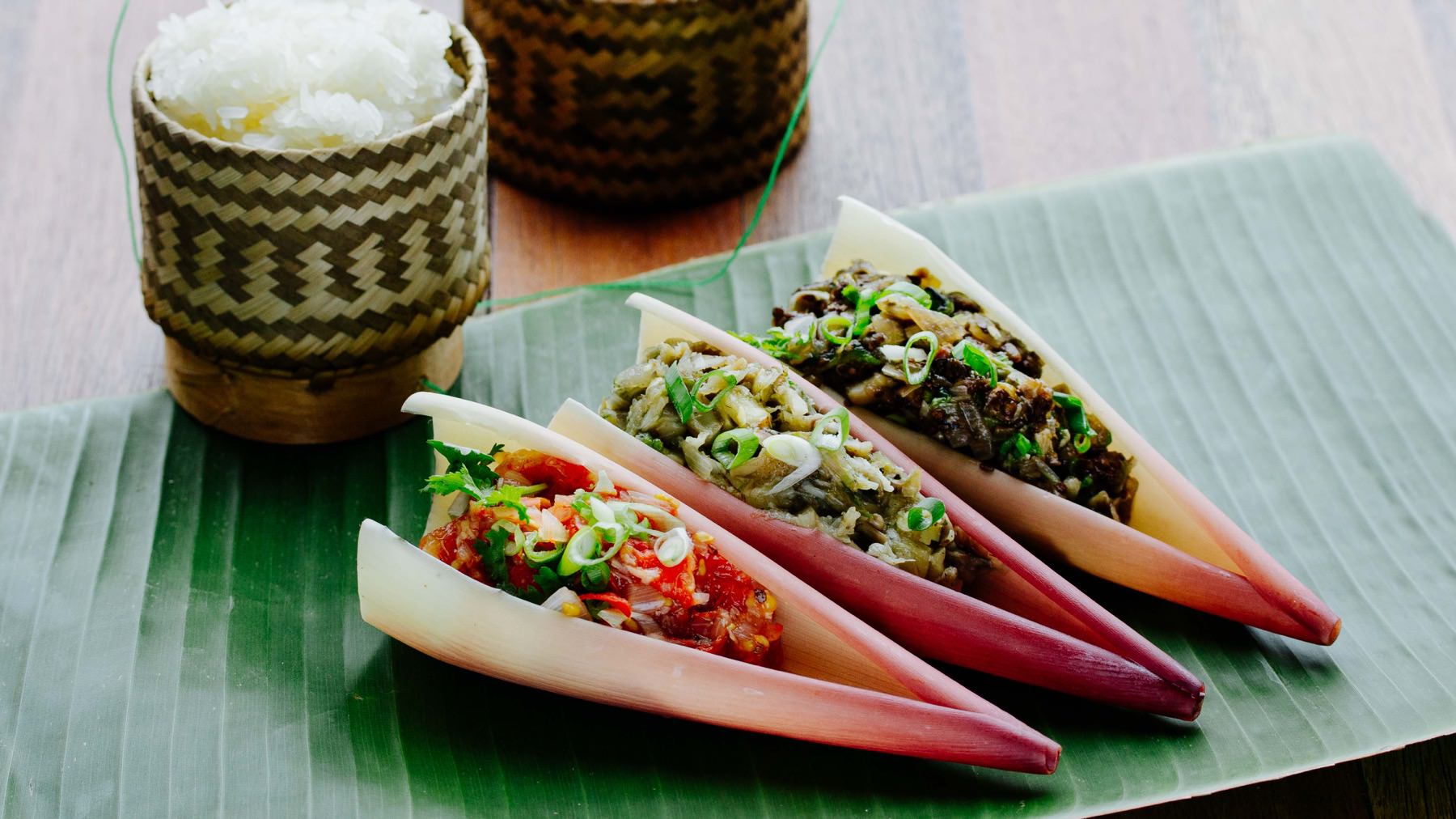 Dip aus gegrillten Tomaten, Knoblauch und Chilis - Jeow Mak Len: Jeow Mak Len ist der wohl beliebteste Dip aus Laos – würzig, rauchig und einfach unwiderstehlich. 🍅 Aus über Feuer gerösteten Tomaten, Knoblauch und Chilis entsteht eine...