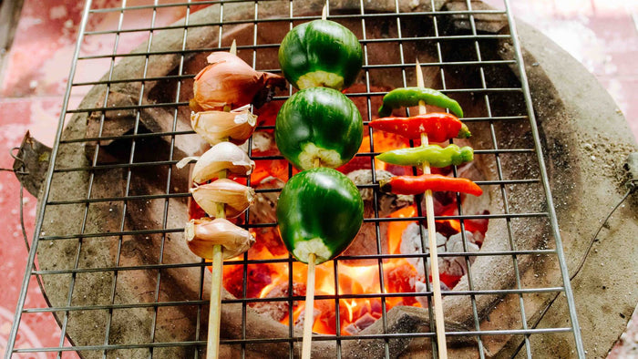 Dip aus gegrillten Auberginen, Knoblauch und Chilis