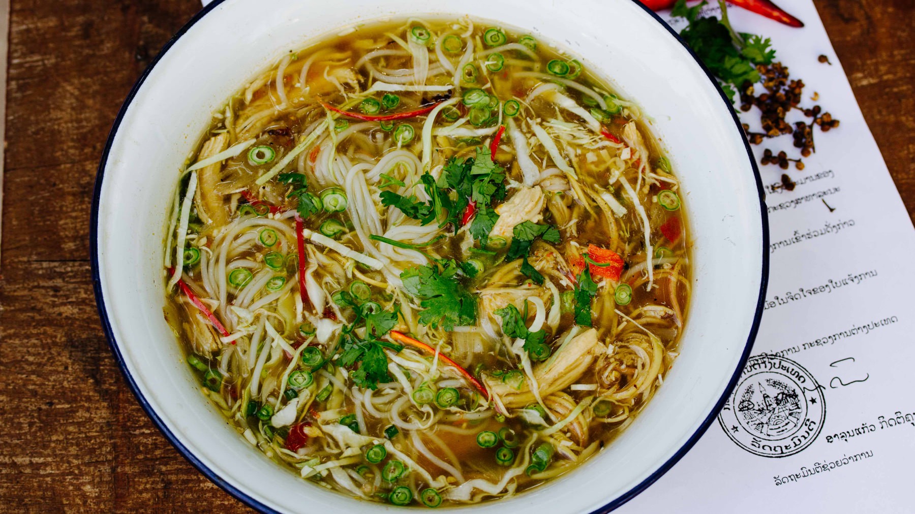 Hühnersuppe Xieng Khouang mit Szechuan Pfeffer: Diese laotische Hühnersuppe stammt aus Xieng Khouang, der wilden, waldreichen Provinz im Nordosten von Laos. Sie wärmt nicht nur den Magen, sondern erzählt auch Geschichten von Bergen, Nebel und...