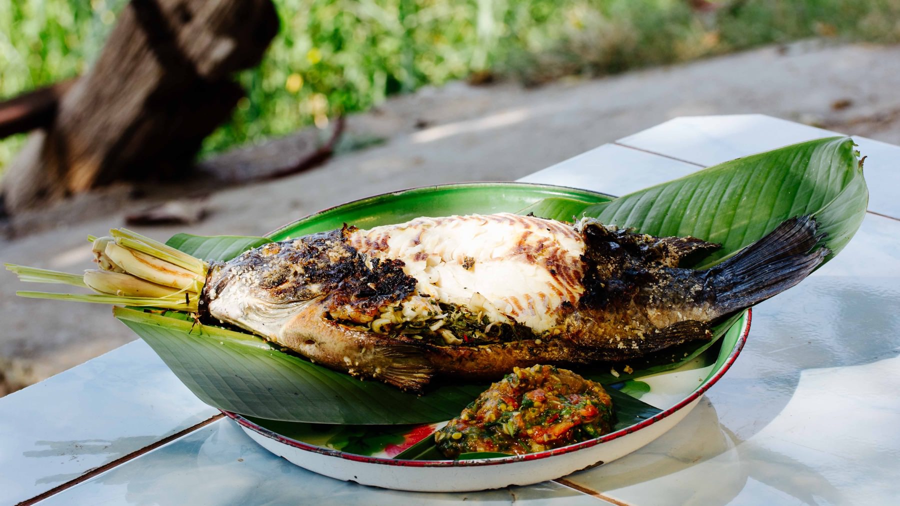 Gegrillter Mekongfisch in Salzkruste mit Kräutern gefüllt: Salzkrustenfisch vom Mekong – außen knusprig, innen saftig und voller Aromen! 🐟 Gefüllt mit Zitronengras, Kaffirlimettenblättern und Dill, dem sogenannten Lao-Koriander, ist dieser...
