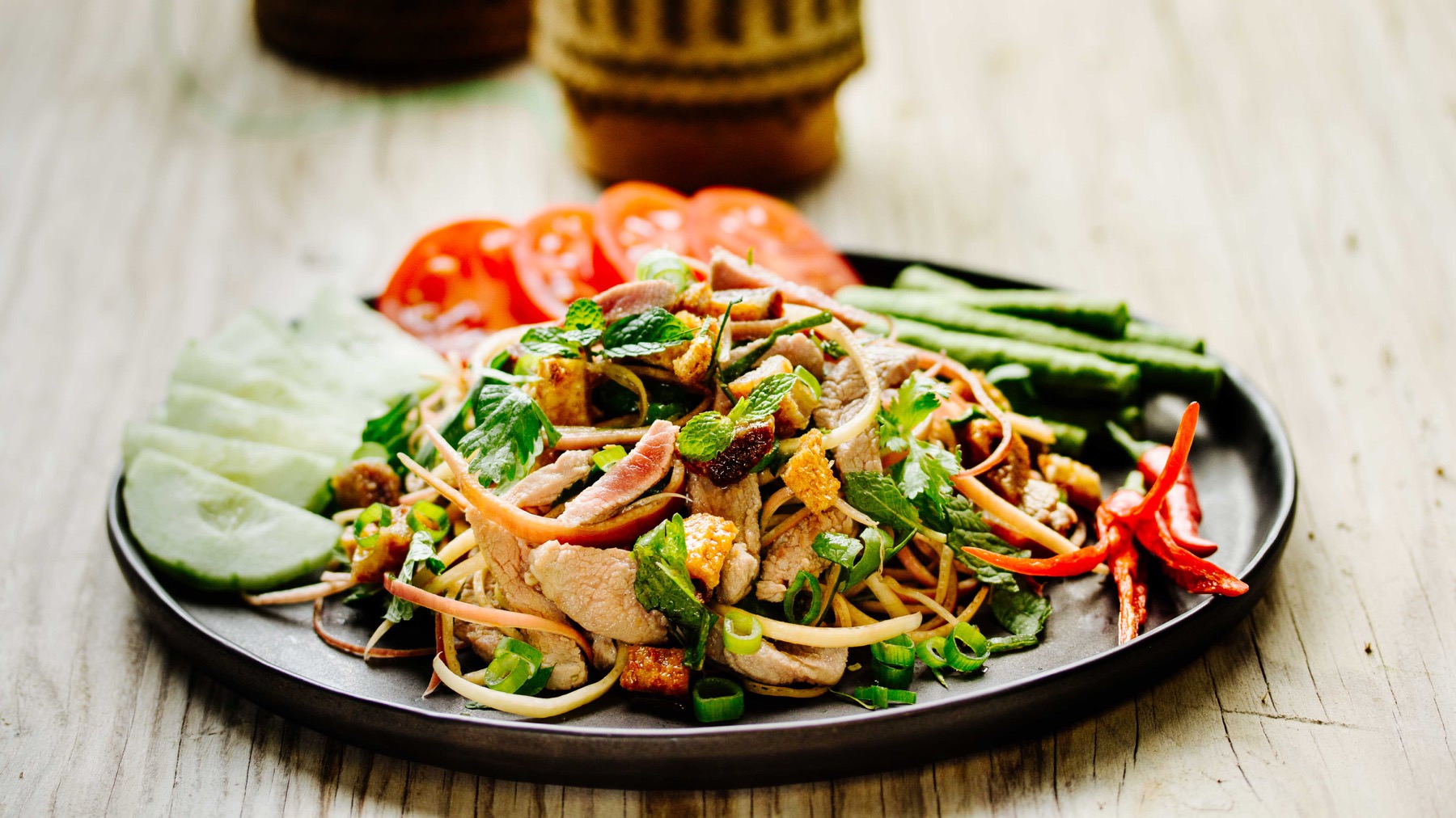 Salat von Entenbrust mit frischer Minze aus Laos - Laab Bpet: Laab – der ikonische Salat aus Laos, hier in einer besonders aromatischen Variante mit gebratener Ente, Zitronengras, Minze und Koriander. 🦆 Die fein gehobelte Bananenblüte sorgt für...