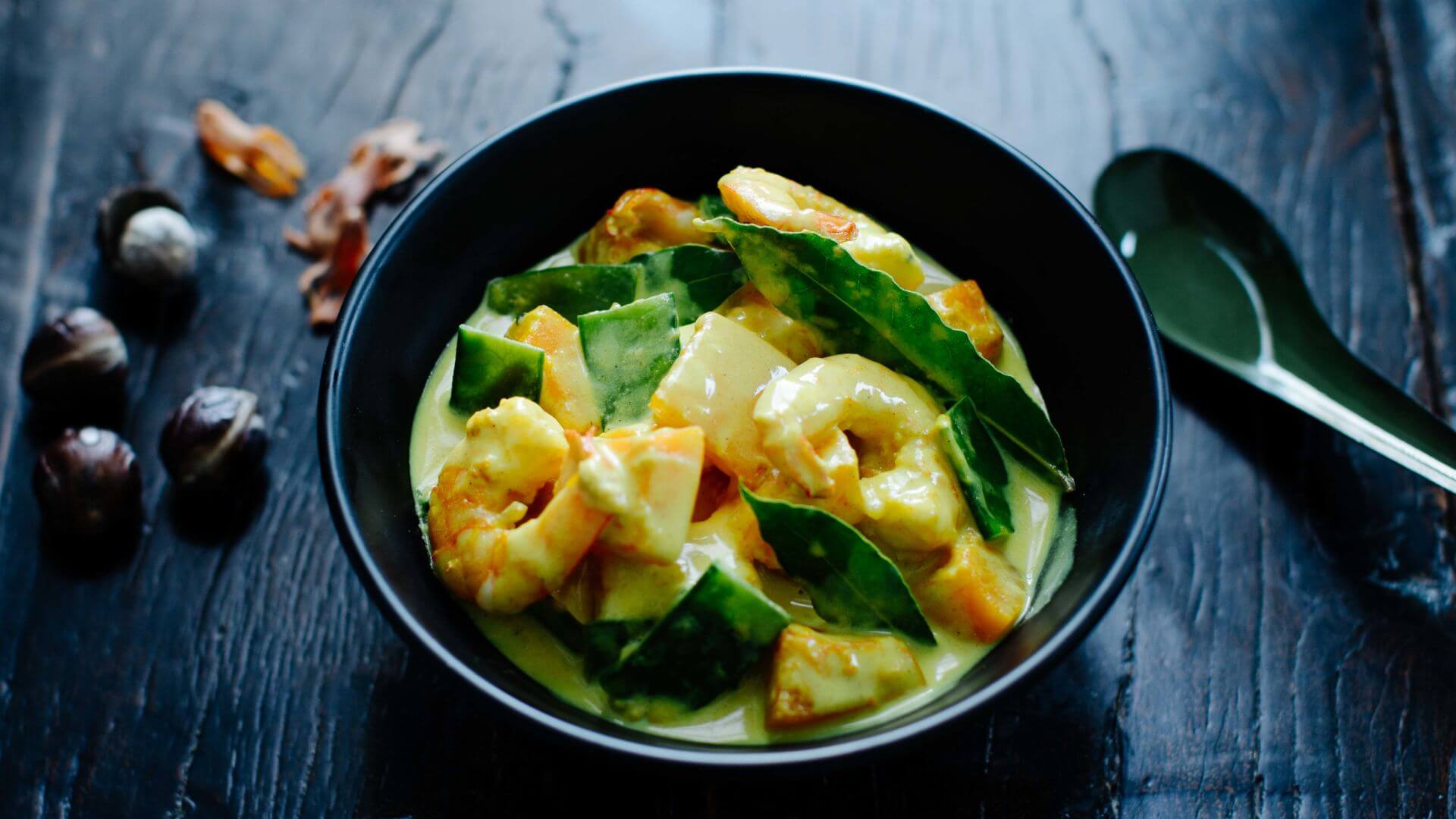 Malaiisches Kürbis-Garnelen-Curry: Dieses milde Curry mit Kürbis und Zuckererbsen ist nicht nur farbenfroh, sondern auch voller feiner Aromen. 🎃🌱 Die Besonderheit liegt im Currypulver mit Muskatblüte – der zarten, aromatischen Hülle der...