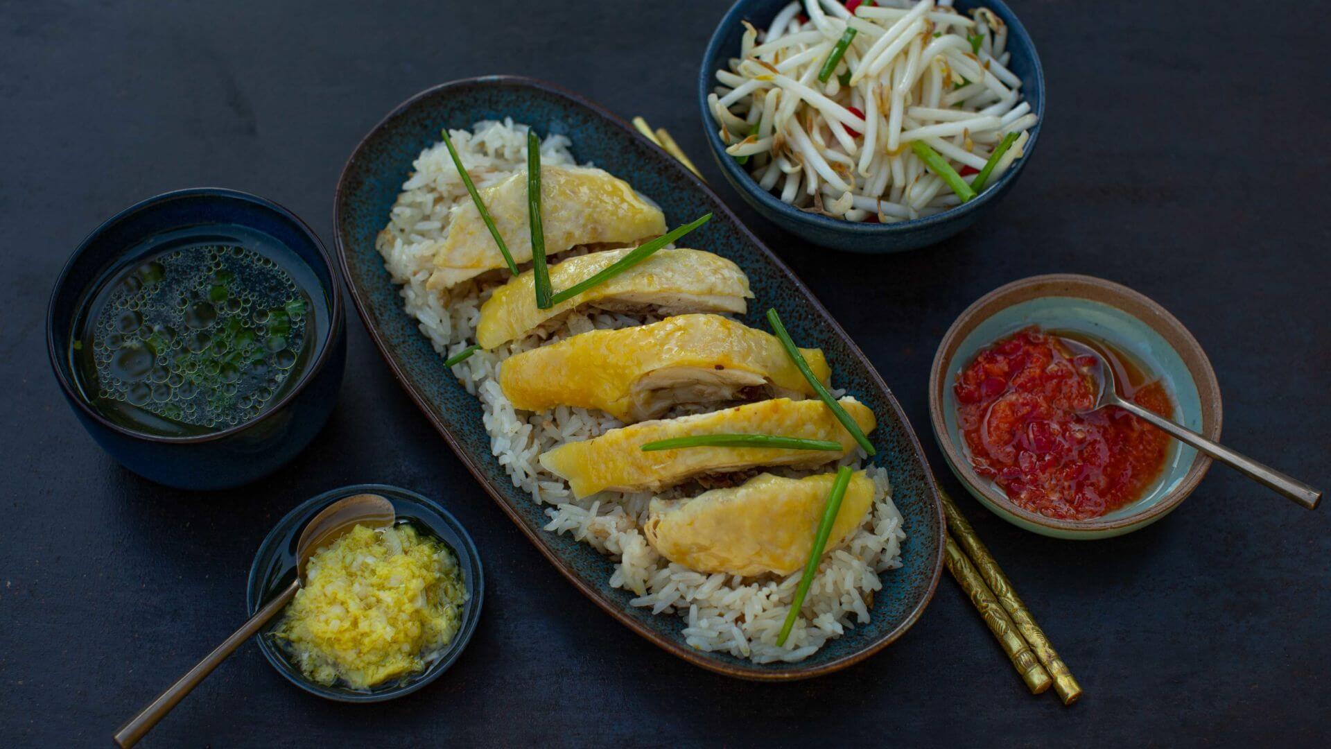 Hainan Chicken Rice - Hähnchen mit Hühnerreis: Hainan Chicken Rice ist ein Klassiker aus der südchinesischen Küche, der in Malaysia und Singapur Kultstatus genießt. 🍗 Das zart gegarte Hähnchen wird mit aromatischem Ingwerreis serviert – schlicht,...