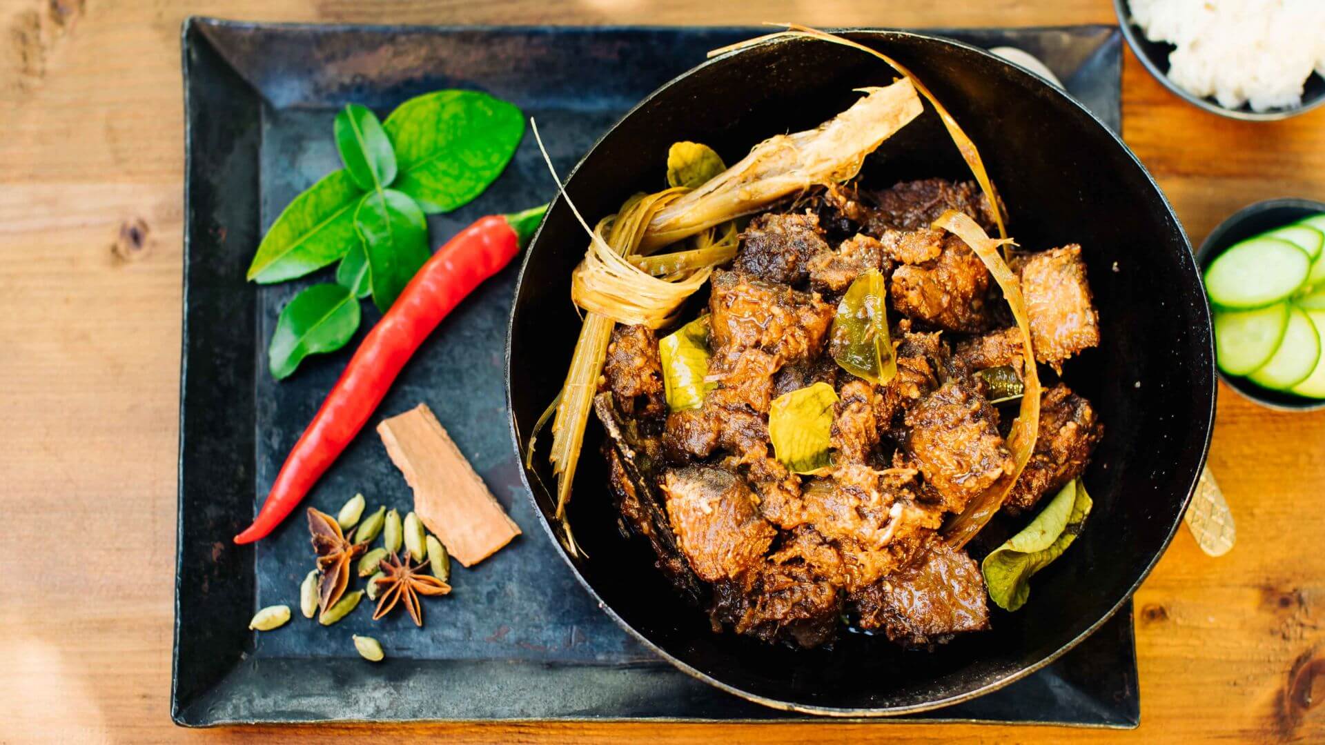 Beef Rendang: Rendang ist pure Aromenpower! 🇮🇩 Das berühmte Schmorgericht aus West-Sumatra wird mit zartem Rindfleisch, Kokosmilch, frischen Kräutern und einer intensiven Gewürzpaste langsam gekocht, bis alles karamellisiert und das Fleisch...
