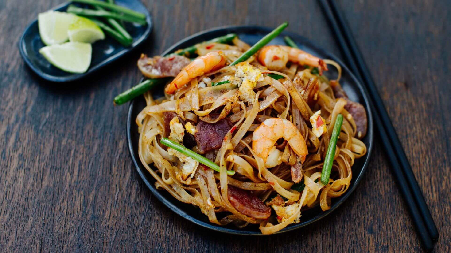 Char Kway Teow - Gebratene flache Reisnudeln: Char Kway Teow ist ein echter Wok-Klassiker aus Malaysia – ursprünglich von chinesischen Einwanderern mitgebracht und heute eine Spezialität der Straßenküche in Penang. 🍜 Im Wok gebratene breite...