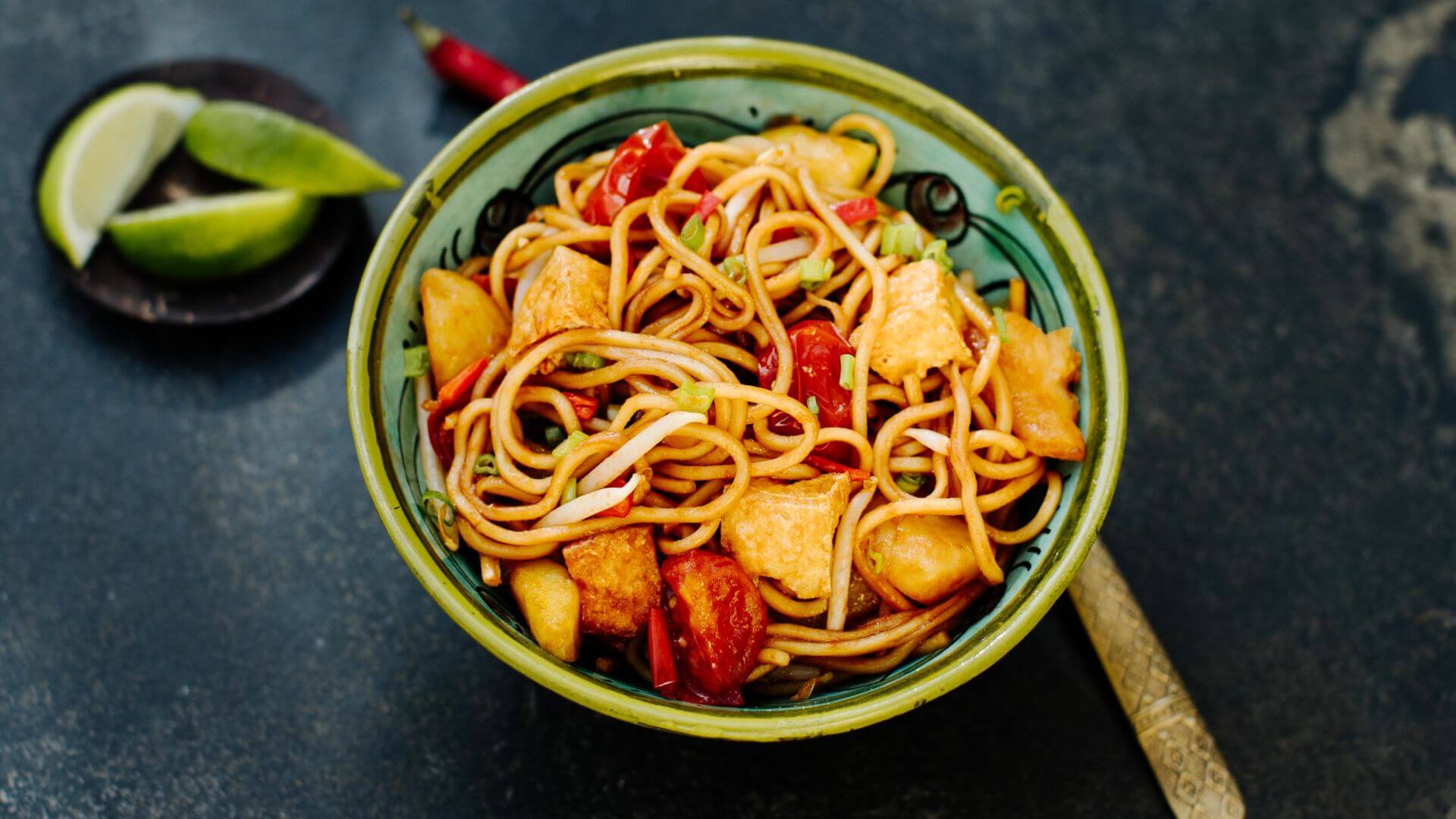 Veggie Mee Goreng –Gebratene Nudeln vegetarisch aus Malaysia: Mee Goreng ist ein echter Streetfood-Klassiker aus Malaysia und Singapur – mit Weizennudeln, viel Wok-Aroma und der unverwechselbaren Süße von Ketjap Manis. 🍜 Ursprünglich von...
